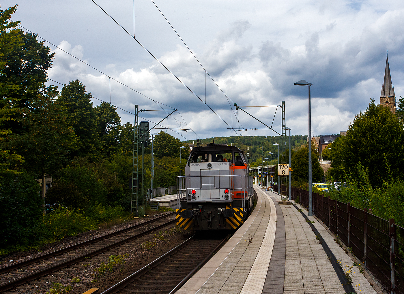 Die KSW 42 bzw. 277 902-3 (92 80 1277 902-3 D-KSW) der KSW (Kreisbahn Siegen-Wittgenstein) f�hrt am 06 August 2026 solo auf Tfzf (Triebfahrzeugfahrt) / Lz (Lokzug) durch Kirchen/Sieg in Richtung Siegen.
