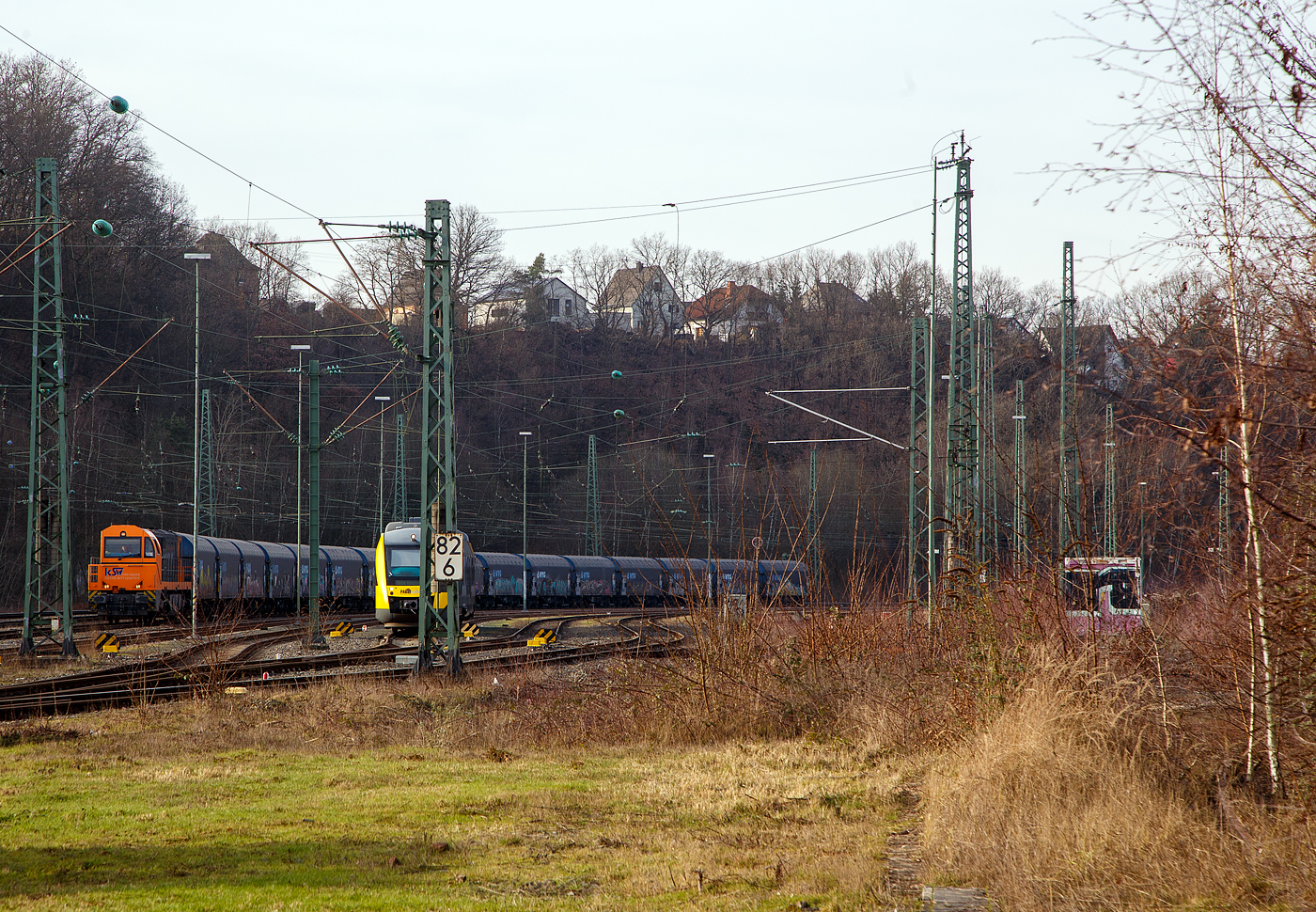 Die KSW 43 (92 80 1273 018-2 D-KSW), die asymmetrische Vossloh G 2000 BB der KSW (Kreisbahn Siegen-Wittgenstein) hat am 09.02.2023, mit ihrem Coilzug (VTG Coilwagen der Gattung Shimmns-ttu), den Rbf Betzdorf (Sieg) erreicht. Hier muss sie erst auf den Regionalverkehr warten, was ich nicht ganz verstehe, bevor es über Siegen, Dillenburg und Haiger nach Herdorf, was einem Umweg von über 62 km bedeutet.