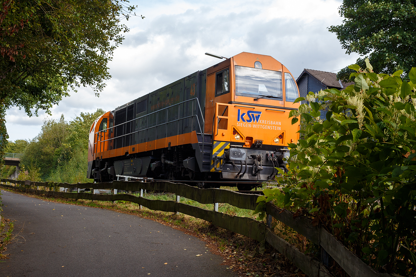 Die KSW 43 (92 80 1273 018-2 D-KSW), die asymmetrische Vossloh G 2000 BB (Ursprungsausführung) der KSW (Kreisbahn Siegen-Wittgenstein) hat am 11 September 2024 einem beladenen Coilzug (Wagen der Gattung Shimmns-ttu) vom Hafen Duisburg zum Rbf der KSW in Herdorf gebracht. Nachdem ich gerade wieder in Herdorf ankam, konnte ich die wieder in Richtung Betzdorf abfahrende Lok, noch ablichten.