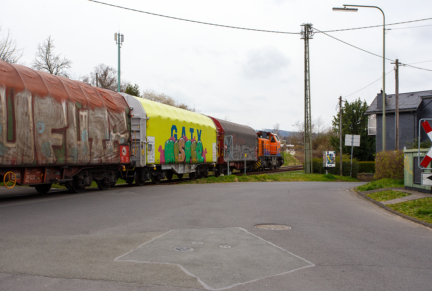 Die KSW 44 (92 80 1271 004-4 D-KSW) eine MaK G 1000 BB der KSW (Kreisbahn Siegen-Wittgenstein), mit einem leeren Coilzug vom Pfannenberg in Neunkirchen-Salchendorf kommend, am 22 März 2024 in Neunkirchen-Struthütten. So erreicht sie gleichdrauf den KSW-Rangierbahnhof in Herdorf, Betriebsstätte FGE -Freien Grunder Eisenbahn.