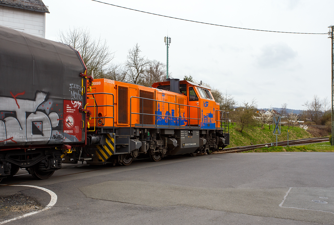 Die KSW 44 (92 80 1271 004-4 D-KSW) eine MaK G 1000 BB der KSW (Kreisbahn Siegen-Wittgenstein), mit einem leeren Coilzug vom Pfannenberg in Neunkirchen-Salchendorf kommend, am 22 März 2024 in Neunkirchen-Struthütten. So erreicht sie gleichdrauf den KSW-Rangierbahnhof in Herdorf, Betriebsstätte FGE -Freien Grunder Eisenbahn.

Die Lok 44 wurde 2003 unter der Fabriknummer 1001462 bei Vossloh gebaut und am 05.01.2004 an die SK - Siegener Kreisbahn GmbH geliefert, welche ab Ende 2004 nun als Kreisbahn Siegen-Wittgenstein (KSW) firmiert.