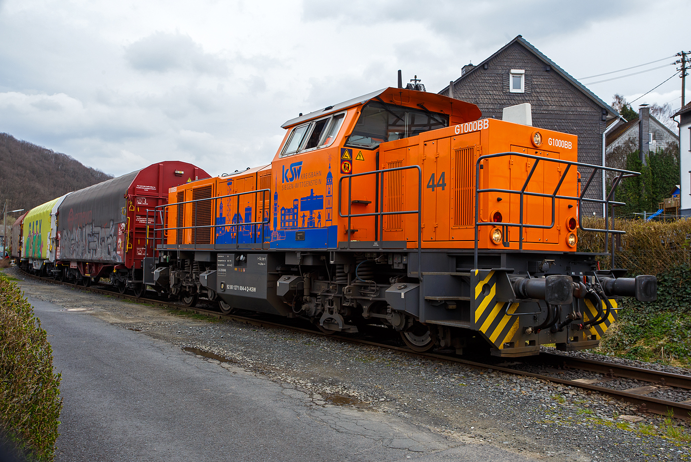 Die KSW 44 (92 80 1271 004-4 D-KSW) eine MaK G 1000 BB der KSW (Kreisbahn Siegen-Wittgenstein), mit einem leeren Coilzug vom Pfannenberg in Neunkirchen-Salchendorf kommend, am 22 März 2024 in Neunkirchen-Struthütten. So erreicht sie gleichdrauf den KSW-Rangierbahnhof in Herdorf, Betriebsstätte FGE -Freien Grunder Eisenbahn.

Die Lok 44 wurde 2003 unter der Fabriknummer 1001462 bei Vossloh gebaut und am 05.01.2004 an die SK - Siegener Kreisbahn GmbH geliefert, welche ab Ende 2004 nun als Kreisbahn Siegen-Wittgenstein (KSW) firmiert.