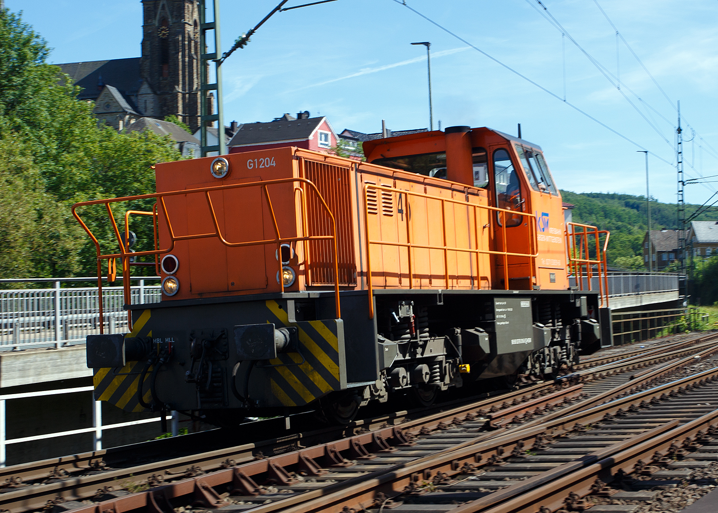 Die KSW 45 (98 80 0276 016-9 D-KSW) die MaK G 1204 BB der Kreisbahn Siegen-Wittgenstein rauscht am 28 Mai 2026 solo auf Tfzf (Triebfahrzeugfahrt) / Lz (Lokzug) durch Kirchen/Sieg in Richtung Siegen. 

Nochmals einen lieben Gru� an das nette Lokf�hrer zur�ck.

Die Lok ist �brigens eine ehemalige Schweizerin, sie wurde 1991 unter der Fabriknummer 1000866 bei MaK in Kiel gebaut und an die Sersa AG (Z�rich) als Am 847 953-7  Bettina  geliefert. Im Jahr 1998 ging sie wieder nach Deutschland zur MaK / Vossloh Locomotives zur�ck, wo sie als Mietlok zur Verf�gung stand. Nach mehreren Stationen als Mietlok (u.a. 2006 auch bei der KSW) wurde sie dann 2007 von der KSW gekauft und am 23.08.2007 nach Siegen �berf�hrt.