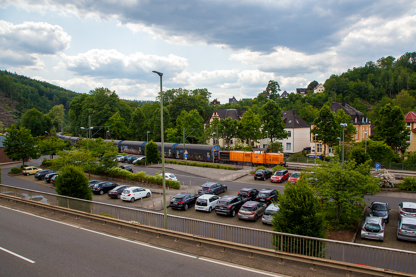 Die KSW 46 bzw. 277 807-4 (92 80 1277 807-4 D-KSW), die Vossloh G 1700-2 BB der Kreisbahn Siegen-Wittgenstein, fährt am 06.06.2023, mit einem Coil-Güterzug, durch den Bahnhof Kirchen (Sieg) in Richtung Siegen. Vermutlich ist es ein Coilzug für Herdorf und muss noch, wegen der Streckensperrung zwischen Betzdorf und Herdorf, einen gewaltigen Umweg fahren. Aber ab den 11.06. soll die Streckensperrung aufgehoben werden.