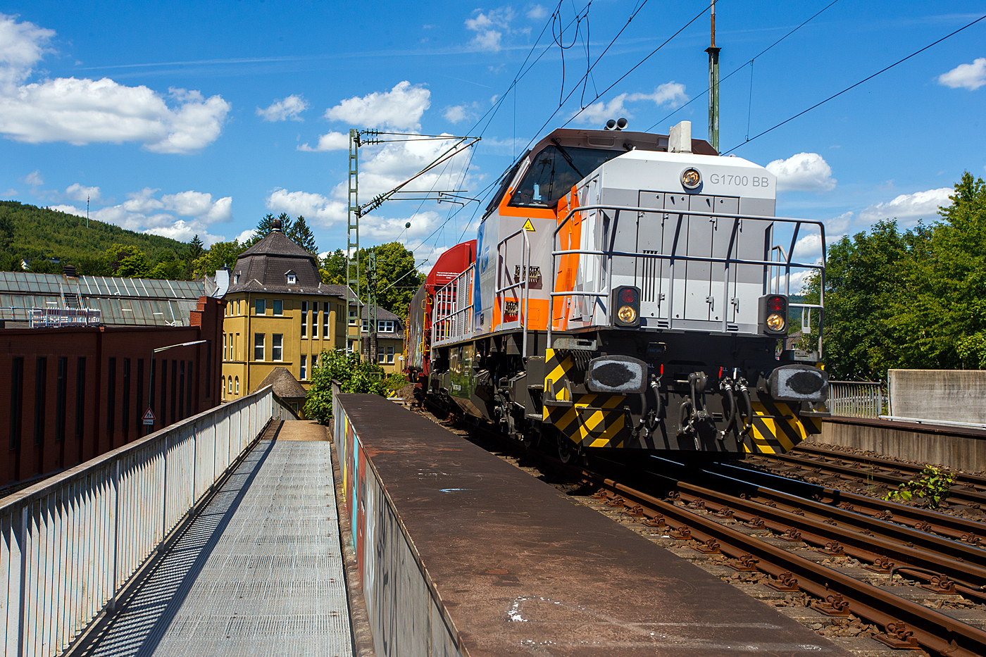 Die KSW 46 bzw. 277 807-4 (92 80 1277 807-4 D-KSW), die Vossloh G 1700-2 BB der KSW (Kreisbahn Siegen-Wittgenstein), f�hrt am 18 Juni 2026 mit einem beladenen Coilzug durch Kirchen/Sieg in Richtung Herdorf. In Betzdorf/Sieg muss die Lok f�r einen Richtungswechsel umsetzen. 