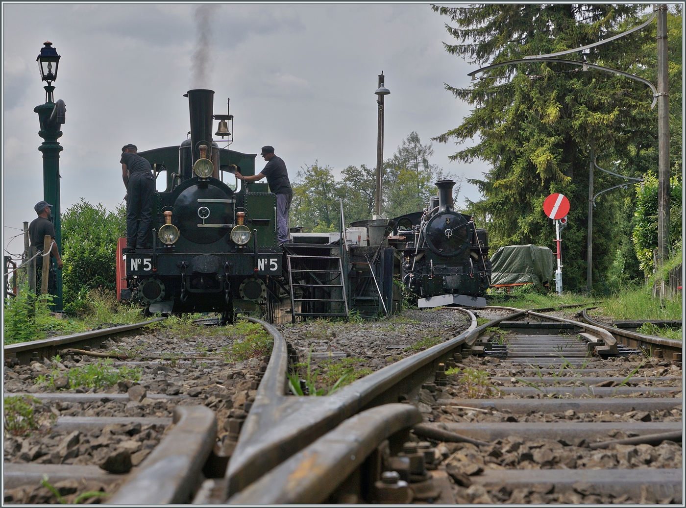 Die LEB G 3/3 N° 5 (Baujahr 1890) der Blonay Chamby Bahn ist in der Lokwartung in Chaulin angekommen und wird nun mit Kohle und Wasser versorgt. Rechts im Bild ist die abgestellte BFD HG 3/4 N° 3 zu erkennen.  

4. Aug. 2024