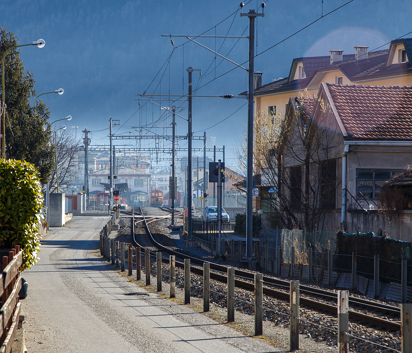 Die letzten Metern Gleis der 60,688 km langen  Berninabahn und ein Blick auf die Endstation den RhB Bahnhof Tirano am 19 Februar 2017.