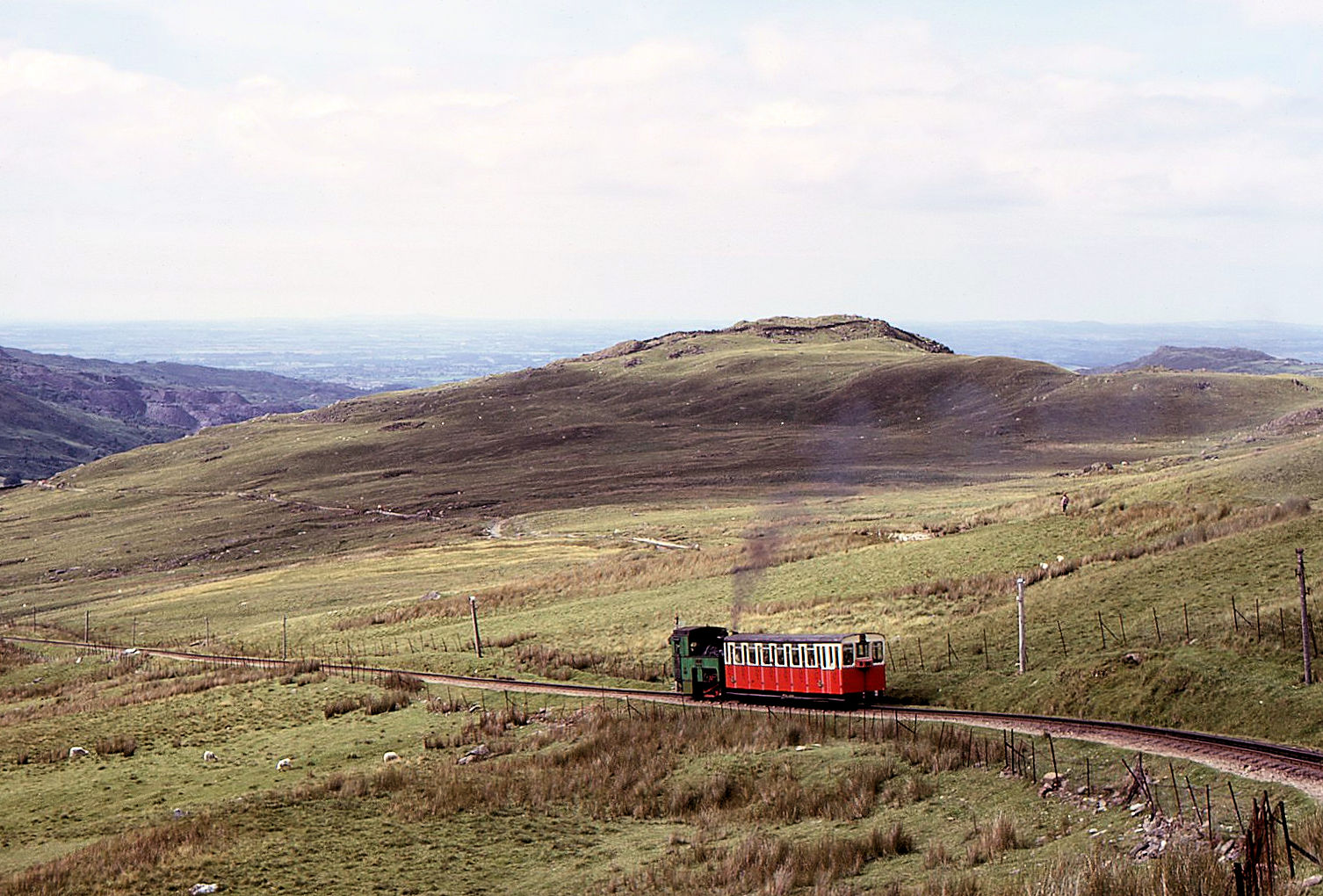 Die Lokomotiven von 1895/96 (SLM Winterthur) für die Snowdon Mountain Railway / Rheilffordd yr Wyddfa: Lok 3 mit ihrem Wagen im Aufstieg im unteren Streckenteil. 21.Juli 1974 