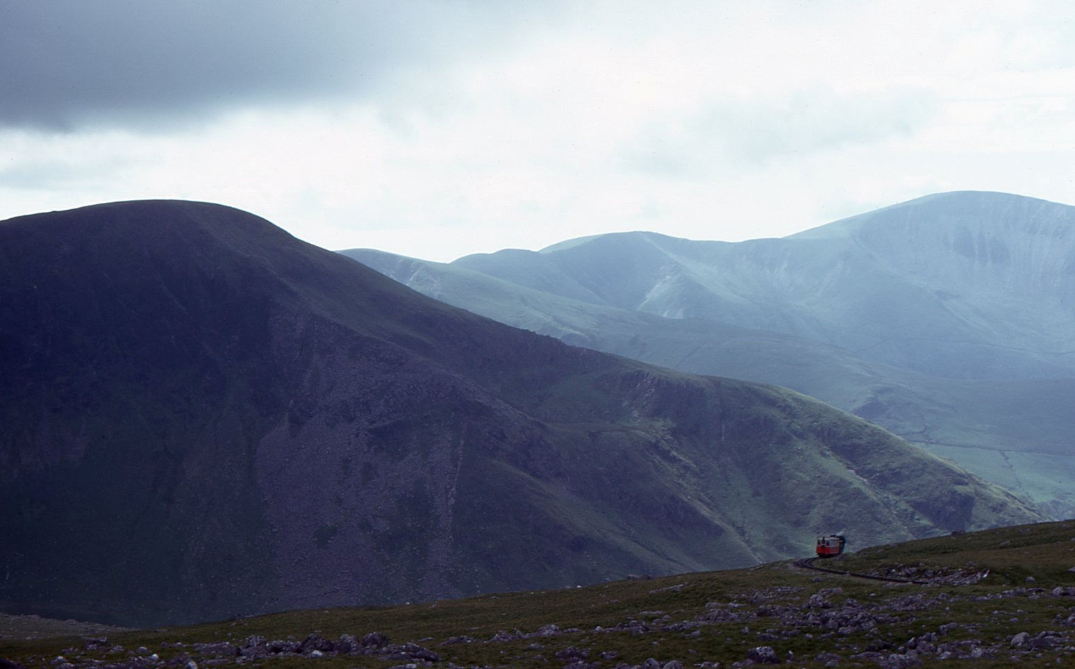 Die Lokomotiven von 1895/96 (SLM Winterthur) für die Snowdon Mountain Railway / Rheilffordd yr Wyddfa: Lok 3 mit ihrem Wagen im Aufstieg zum Gipfel des Snowdon, 21.Juli 1974 