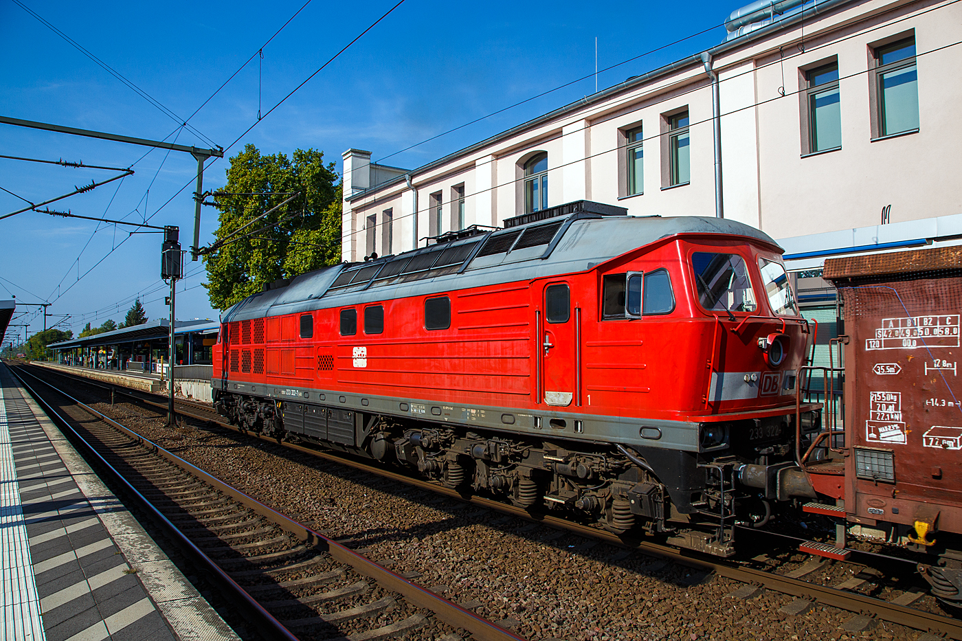 Die Ludmilla 233 322-7 (92 80 1233 322-7 D-DB) der DB Cargo, ex DB 232 322-8, ex DR 132 322-9, f�hrt am 19.09.2018 mit einem G�terzug durch den Hauptbahnhof Brandenburg an der Havel.

Die V 300 wurde 1975 von LTS (Luhanskyj Teplowosobudiwnyj Sawod auch bekannt als Lokomotivfabrik Lugansk (ehemals Woroschilowgrad)) unter der Fabriknummer 0536 gebaut und als 132 322-9 an die Deutsche Reichsbahn (DR) geliefert. Zum 01.01.1992 erfolgte die Umzeichnung in DR 232 322-8  und zum 01.01.1994 dann in DB 232 322-8. Im Jahre 2002 erfolgte dann der  Umbau und Remotorisierung mit neue zw�lfzylinder Dieselmotor: 12D49M im Ausbesserungswerk Cottbus, so erfolgte zum 06.11.2002 die Umzeichnung in DB 233 322-7.