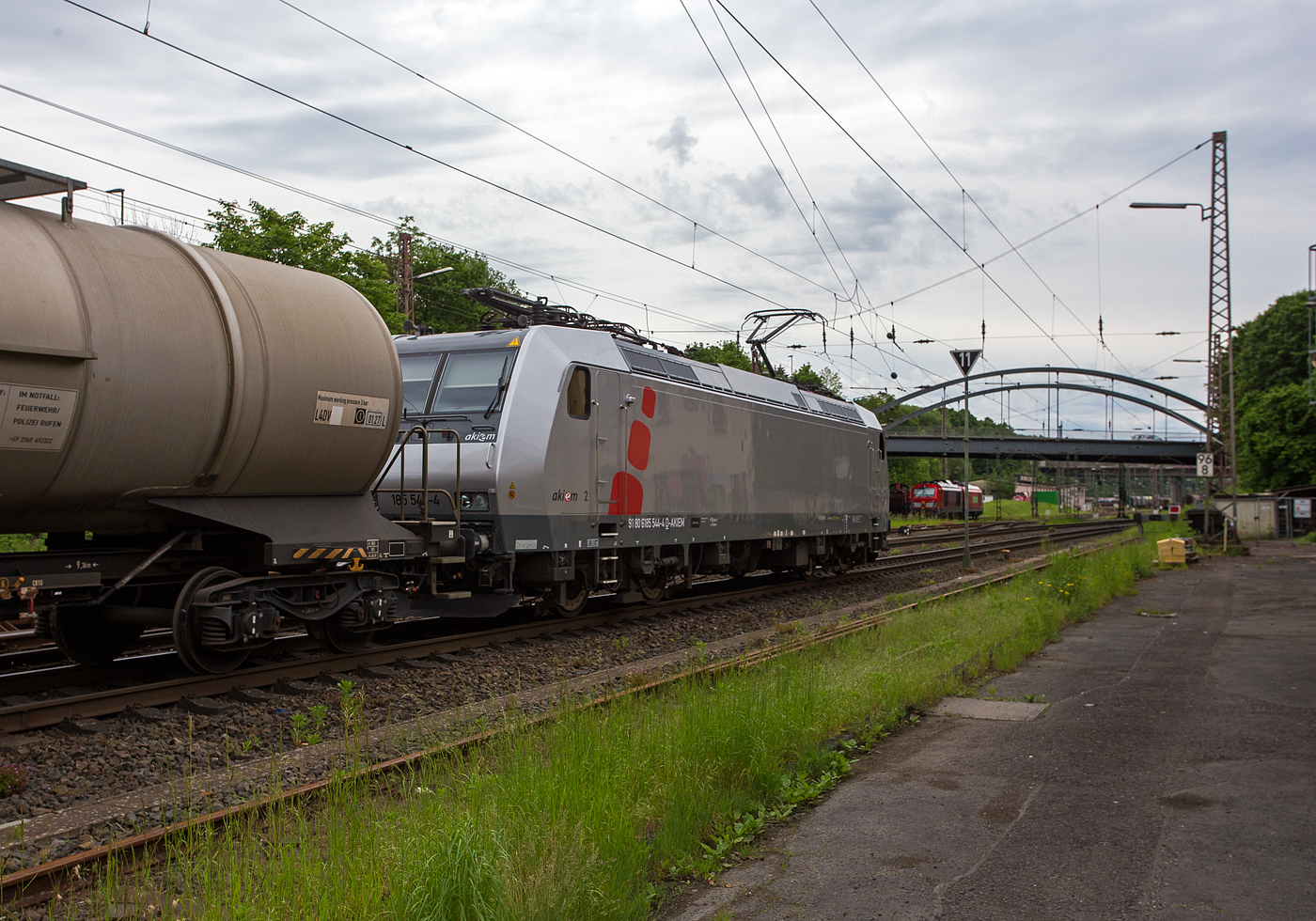 Die mit DACH-Zulassung (Deutschland, Österreich und Schweiz) an die DB Cargo AG vermietete Akiem 185 544-4 (91 80 6185 544-4 D-AKIEM), ex MRCE Dispolok (91 80 6185 544-4 D-DISPO), fährt am 21 Mai 2024 mit einem gemischten Güterzug von Kreuztal weiter in südlicher Richtung. Zuvor hatte sie beim Bahnhof Kreuztal länger Hp 0.

Nochmals einen lieben Gruß an den netten Lokführer zurück.

Die TRAXX F140 AC1 wurde 2005 von Bombardier Transportation GmbH in Kassel unter der Fabriknummer 33729 gebaut und an die MRCE - Mitsui Rail Capital Europe geliefert. An die AKIEM SAS wurde sie 2023 verkauft. Sie hat die Zulassungen für Deutschland, Österreich und die Schweiz (D/A/CH), die zugel. Höchstgeschwindigkeit beträgt 140 km/h. 

