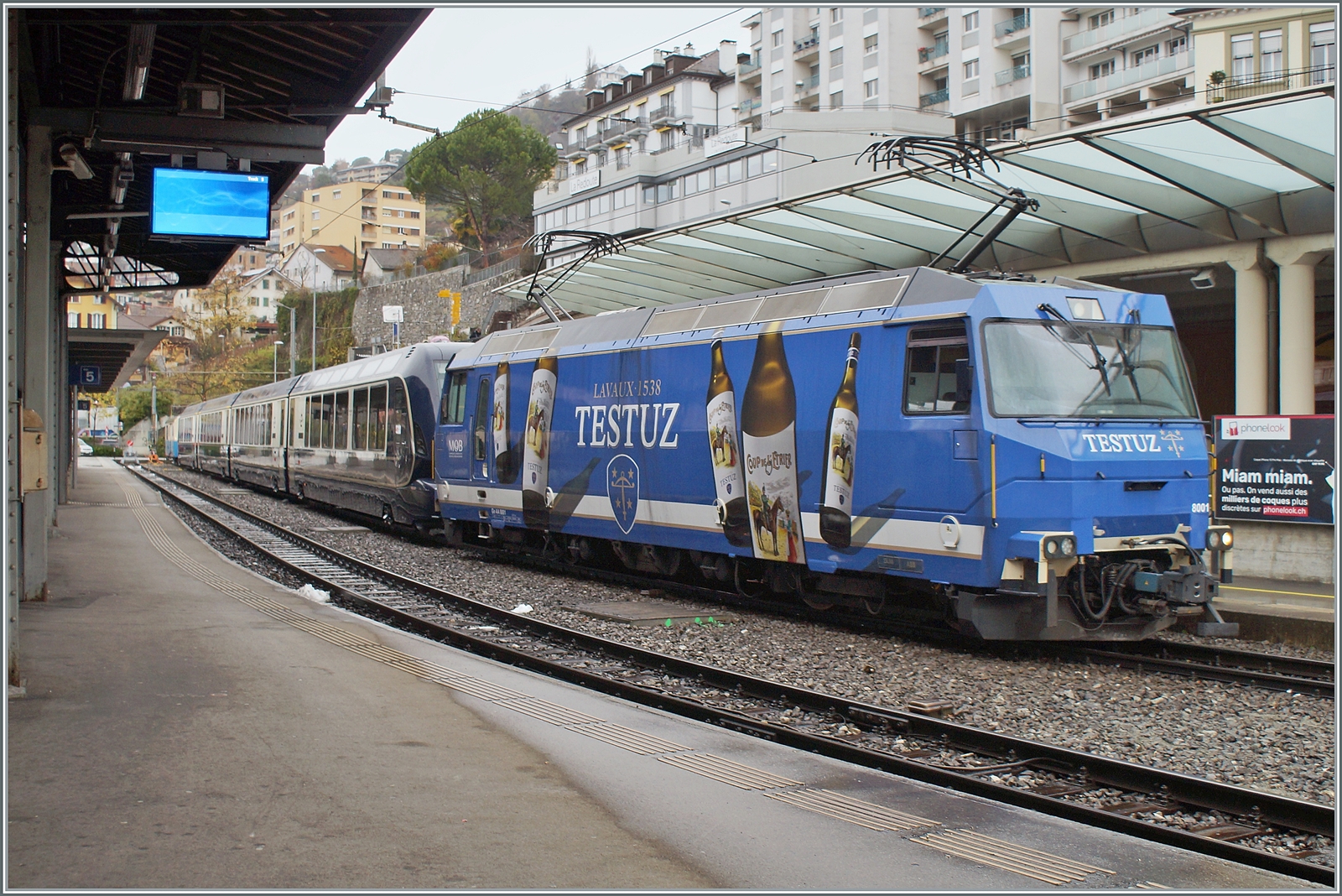 Die MOB Ge 4/4 8001 in fast traditionellem MOB Blau wartet mit ihrem GPX (GoldenPassExpress) in Montreux gut zwei Tage zu früh auf die Abfahrt nach Interlaken Ost. 

9. Dezember 2022