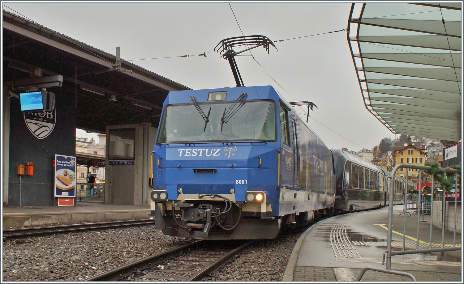 Die MOB Ge 4/4 8001 in fast traditionellem MOB Blau wartet mit ihrem GPX (GoldenPassExpress) in Montreux gut zwei Tage zu früh auf die Abfahrt nach Interlaken Ost. 

9. Dezember 2022