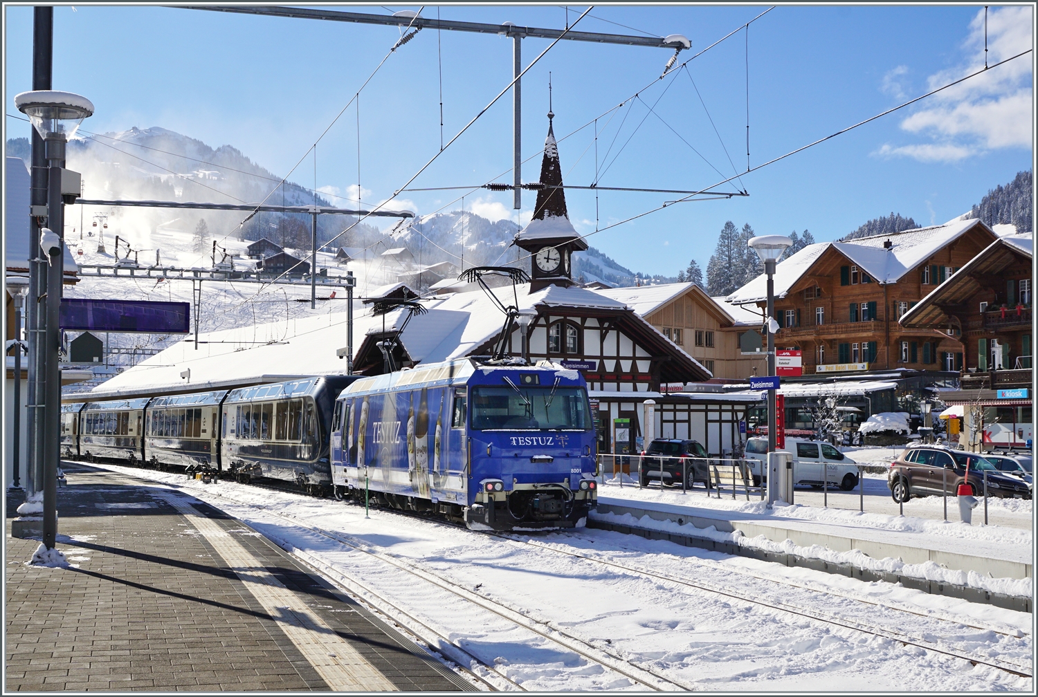 Die MOB Ge 4/4 8001 wartet mit ihrem GPX GoldenPass Express 4065 von Interlaken nach Montreux in Zweisimmen auf die Weiterfahrt. 

20. Januar 2023