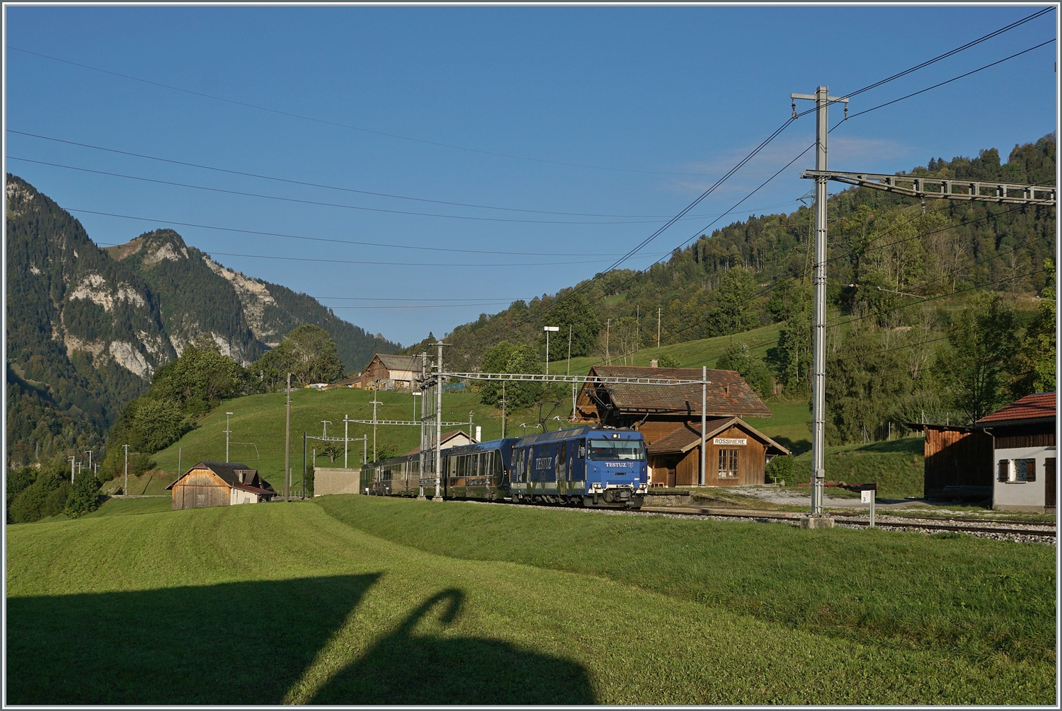Die MOB Ge 4/4 8001 fährt mit ihrem GoldenPass Express GPX 4064 von Montreux nach Interlaken Ost in Rossinière auf Gleis 3 durch. 

29. Sept. 2023