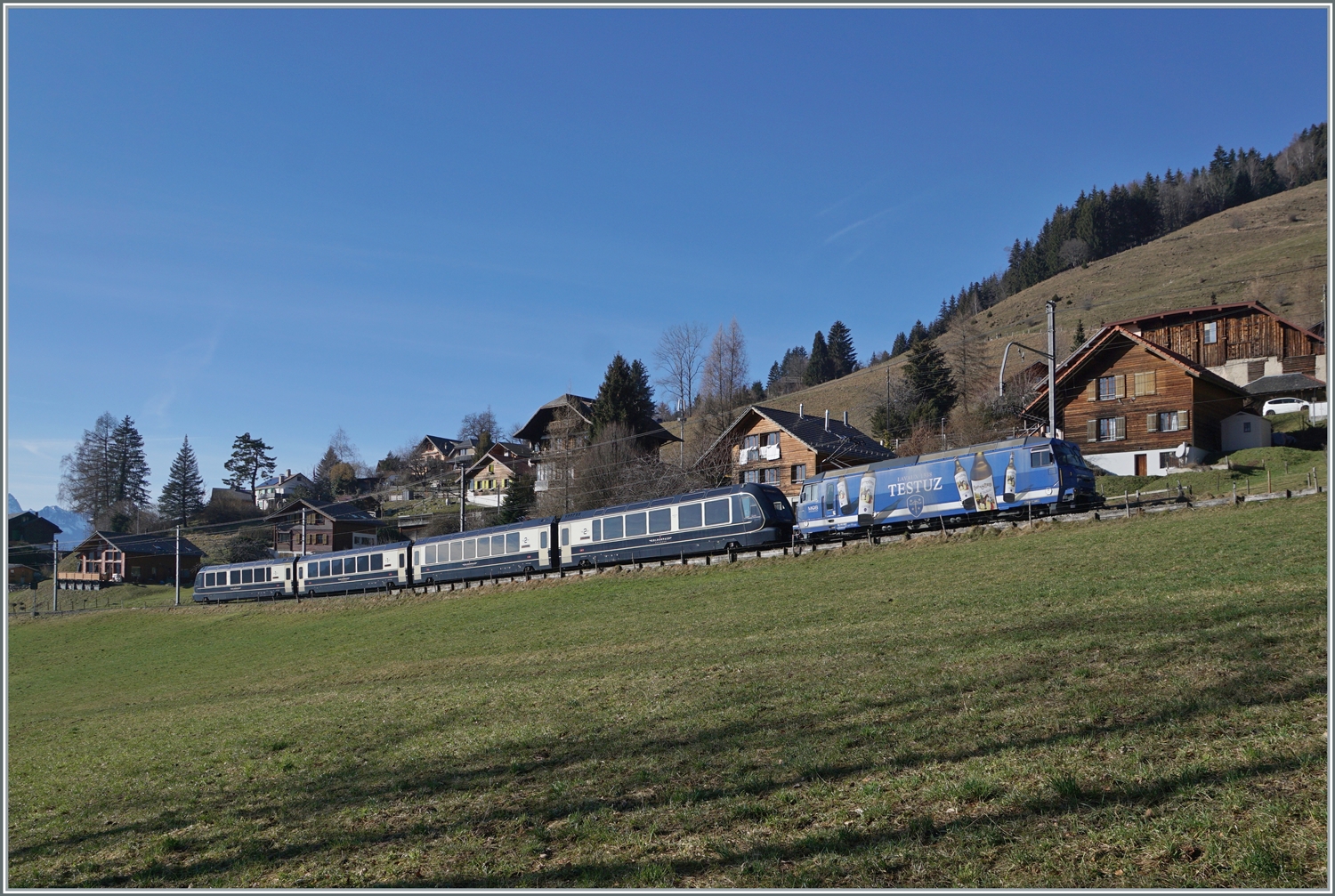 Die MOB Ge 4/4 8001 ist mit dem GoldenPass Express GPX kurz vor Les Avants auf dem Weg nach Interlaken.

28. Jan. 2024