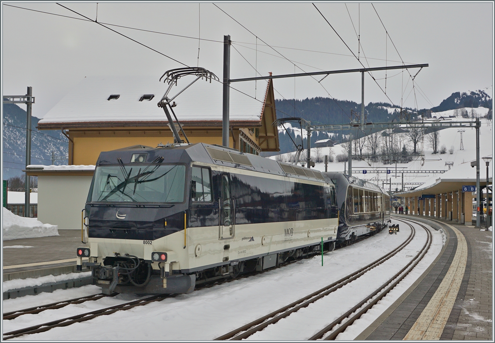 Die MOB Ge 4/4 8002 hat den GPX GoldenPass Express 4065 von Interlaken Ost nach Montreux im Bahnhof von Zweisimmen übernommen. 

15. Dezember 2022