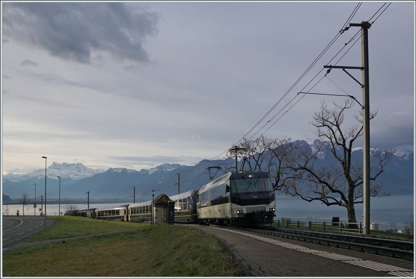 Die MOB Ge 4/4 8002 ist mit dem GoldenPass Express 4068 von Montreux nach Interlaken bei Chtelard VD unterwegs. Im Hintergrund links im Bild die  Dents de Midi .

26. Dezember 2022 