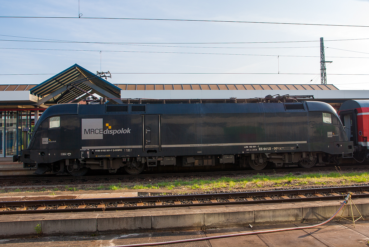 Die MRCE Dispolok ES 64 U2-001 182 501-7 (91 80 6182 501-7 D-DISPO) als Schublok von einem Nahverkehrszug nach Halle/Saale im Bahnhof Eisennach am 24 August 2013.

Die Lok wurde 2001 unter Fabriknummer  20557 gebaut, sie trgt die NVR-Nummer 91 80 6182 501-7 D-DISPO und die EBA 00M09B 001.

Die elektrische Zweisystemlokomotive aus der Euro-Sprinter-Familie zweiter Generation nutzt beide in Europa blichen Wechselstromsysteme und ist derzeit eine der modernsten und leistungsstrksten Lokomotiven fr den europischen Personen- und Gterverkehr. Speziell die als Bosporus-Sprinter ausgelegte Variante der ES 64 U2 ist eine echte Bereicherung im europischen Schienenverkehr und ermglicht eine durchgngige Fahrt von Hamburg bis an die trkische Grenze – ohne Wechsel der Lokomotive.
Zulassungen fr folgende Lnder sind erteilt:  Deutschland, sterreich, Schweiz, Ungarn, Rumnien, Bulgarien

Die Hersteller-Bezeichnung ES64 ist die Abkrzung von EuroSprinter zusammen mit den ersten beiden Ziffern der Nennleistung (6400 kW). Die Bezeichnung U steht fr Universallok.

Technische Daten:
Achsfolge:  Bo`Bo`
Spurweite:  1.435 mm
Lnge ber Puffer:  19.280 mm
Drehzapfenabstand: 9.900 mm
Breite: 3.000 mm
Raddurchmesser (neu):  1.150 mm
Gewicht: 86 t
Spannungssysteme:  15 kV, 16,7 Hz und 25 kV, 50 Hz
Dauerleistung:  6.400 kW
Hchstgeschwindigkeit:  230 km/h
Anfahrzugskraft:  300 kN

Quelle: Mitsui Rail Capital Europe GmbH
