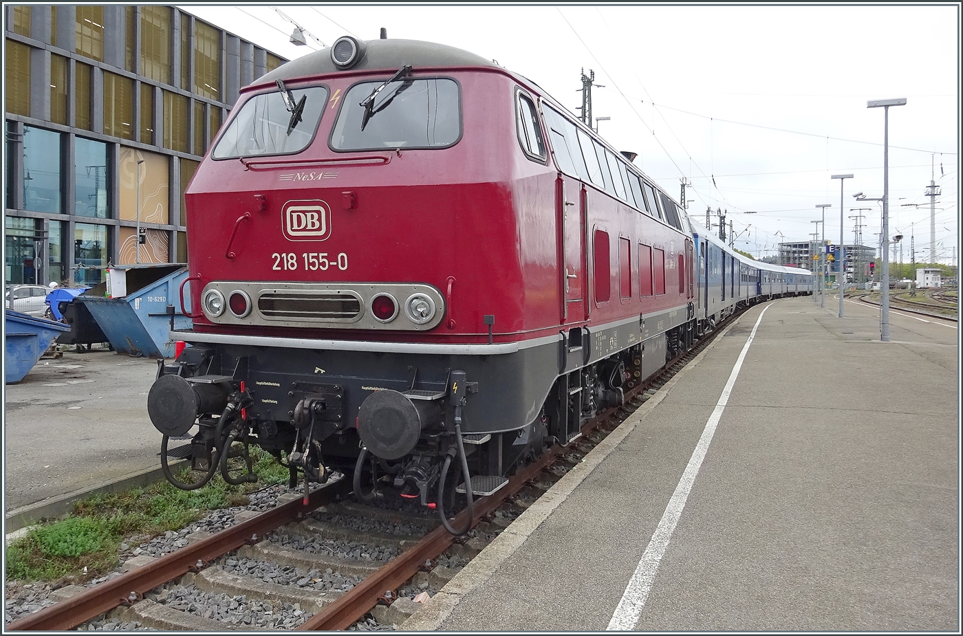 Die NeSA 218 155-0 steht mit der RB3 1825 nach Aalen (via Friedrichshafen und Ulm) in Singen (Hohentwiel). Die wundersch�n in  altrot  gehaltene Lok hat die UIC Nummer 92 80 1 218 155-0 NESA und laut Anschrift die Zulassung in D, A, B , CH, H, S DK It, L NS und CS. 18. September 2026