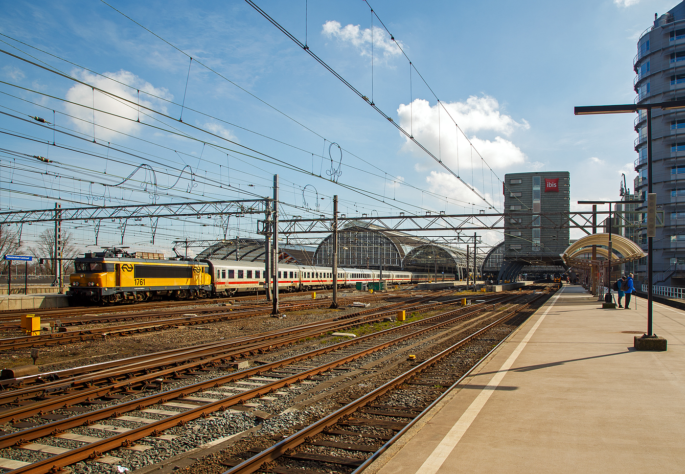 Die NS 1761 (91 84 1560761-6 NL-NS) hat am 31 März 2018 mit einem EuroCity (DB IC-Wagen) den Bahnhof Amsterdam Centraal erreicht.