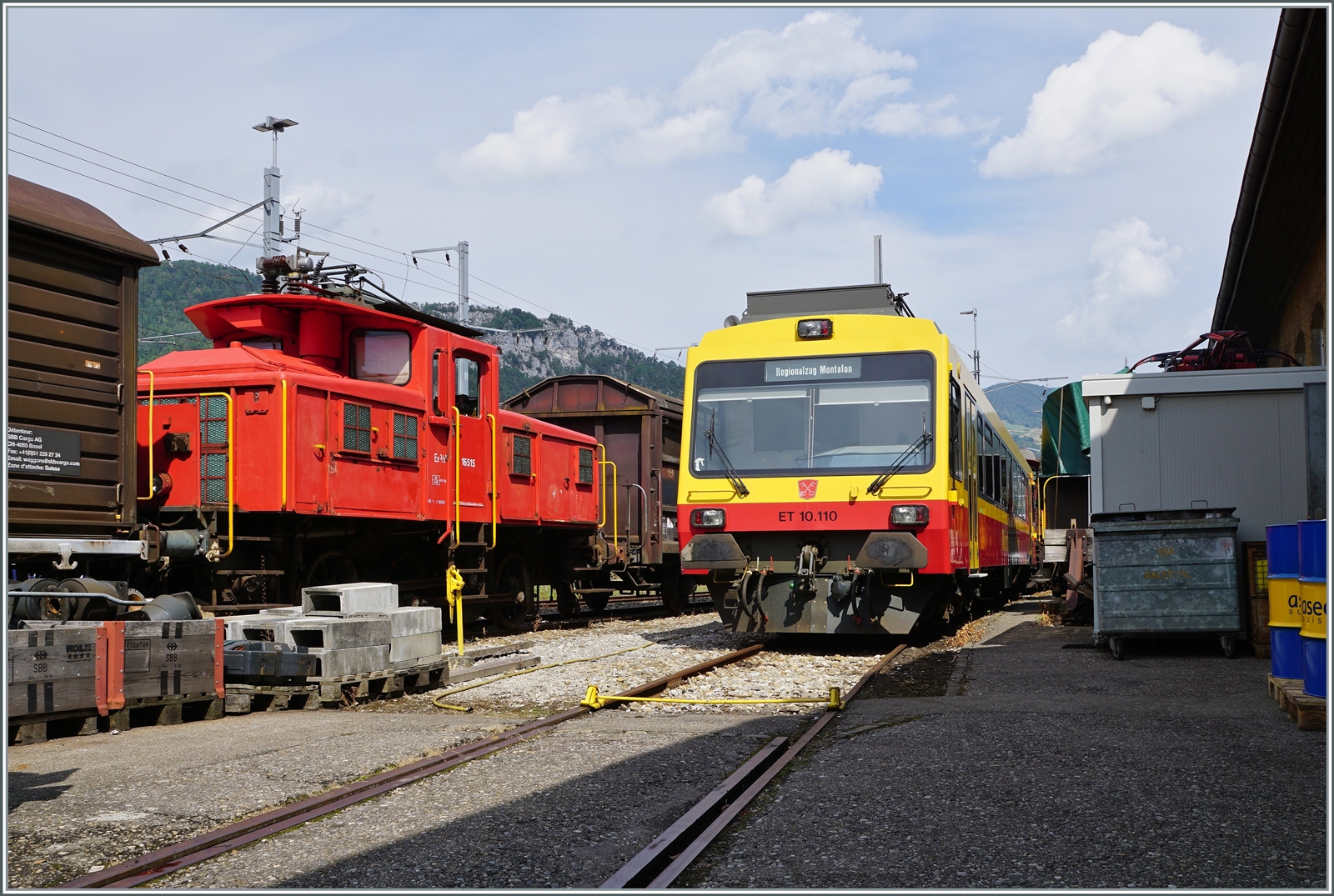 Die OeBB hat den Montafonerbahn ET 10.110 (und ET 10.109) erworben. Leider ist es nicht ganz einfach von dem zwischen verschiedenen Fahrzeugen und Gebäuden abgestellten gut zwanzig jährigen Stadler Triebwagen ein Bild zu bekommen. 
Links im Bild nochmals die Mehrstrom Ee 3/3 II 16515. 
30. August 2022