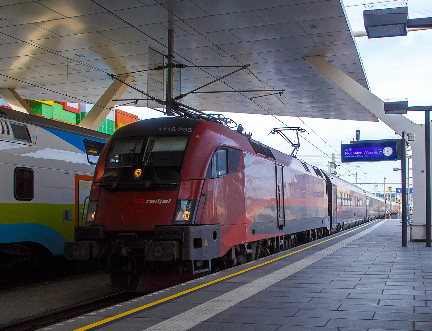 Die ÖBB-railjet 1116 235 (A-ÖBB 91 81 1116 235-3), eine Taurus 2 bzw. Siemens ES64U2, erreich am 12.09.2022, mit dem RJ 797 „Hochkönig“ (Klagenfurt - Villach - Salzburg - Linz - Wien - Flughafen Wien), den Hauptbahnhof Salzburg.