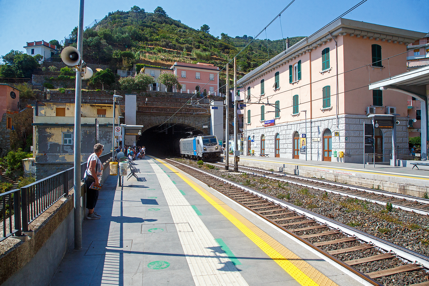 Die Railpool 494 580 (91 83 2494 580-0 I-RPOOL), eine Bombardier TRAXX F140 DC3 LM (mit Last-Mile-Modul), fährt am 22.07.2022 mit einem Kesselwagenzug durch den Bahnhof Riomaggiore (Cinque Terre) an der Italienischen Riviera in Richtung La Spezia bzw. Pisa. 

Riomaggiore ist das südlichste der fünf Dörfer der Cinque Terre (Fünf Ortschaften) und verfügt, wie die anderen Dörfer, über eine Eisenbahnstation an der Bahnstrecke Pisa–Genua (RFI Strecke-Nr. 77 / KBS 31 La Spezia–Genua), die den Ort mit den Nachbardörfern und mit La Spezia und Levanto verbindet. 