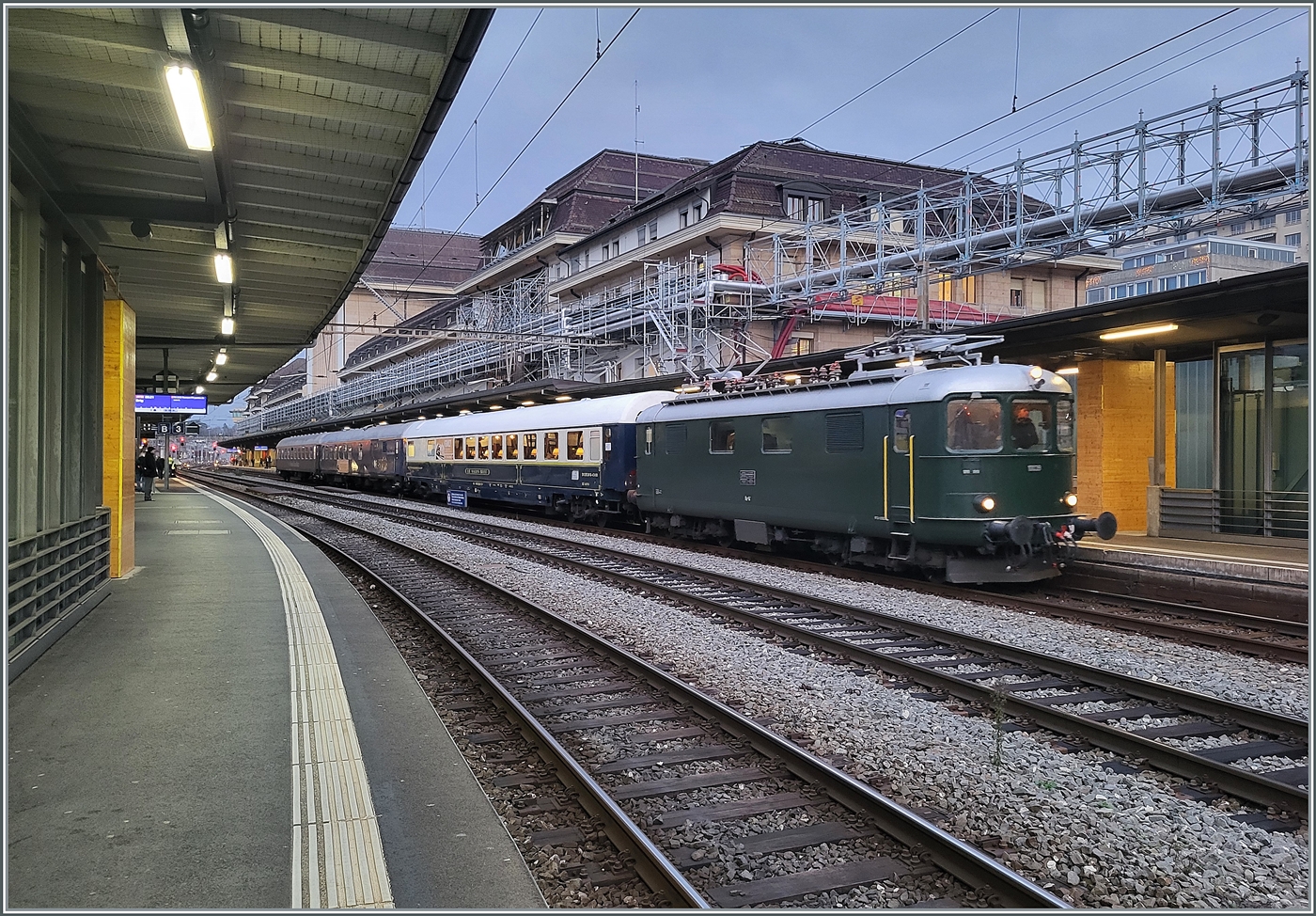 Die Re 4/4 I 10039 verlässt mit ihrem Extrazug 31131 Lausanne mit dem Ziel Zürich Enge. Leider ist bei diesen Lichtverhältnissen die Bewegungsunschärfe bereits sehr grenzwertig, doch ich finde die Seltenheit des Bildes sollte die qualitativen Mängeln gerade noch verkraften. Die Re 4/4 I gehört heute der SWISS RAIL TRAFFIC und war früher als Re 416 628 bei der Mittelthurgaubahn unterwegs und vorgängig bei den SBB mit der heute noch angeschrieben Nummer 10039 im Einsatz. Damals trug die am 22. Dez. 1950 abgelieferte Lok jedoch noch die verchromten Buchstaben SBB - CFF resp. SBB - FFS an den Seitenwänden. 

11. Dezember 2024