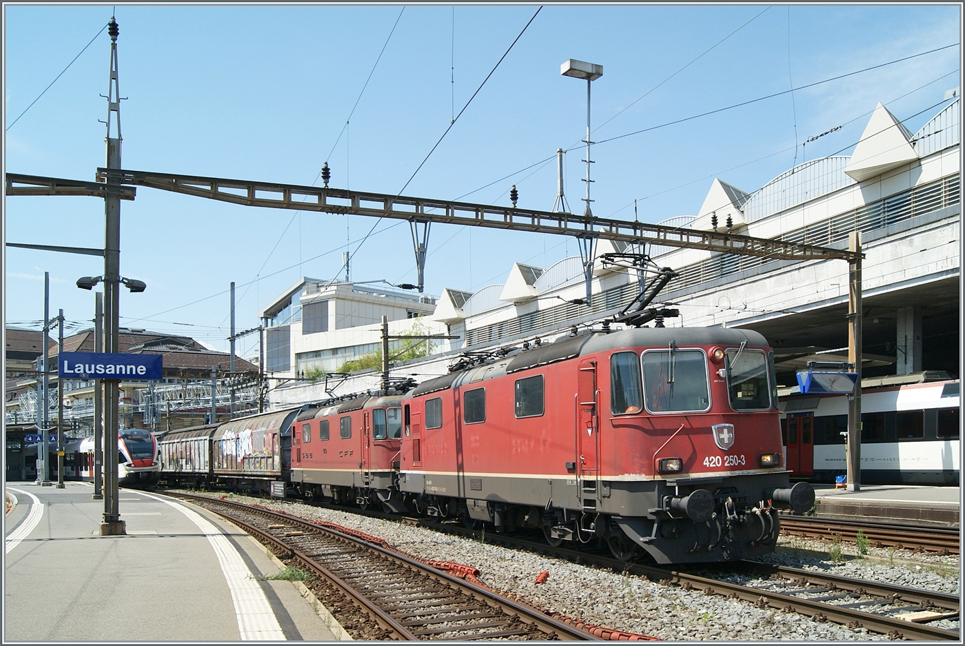 Die Re 4/4 II (Re 420 250-3) und eine weitere verlassen mit einem Güterzug den Bahnhof von Lausanne in Richtung St-Maurice.

26. Juli 2024