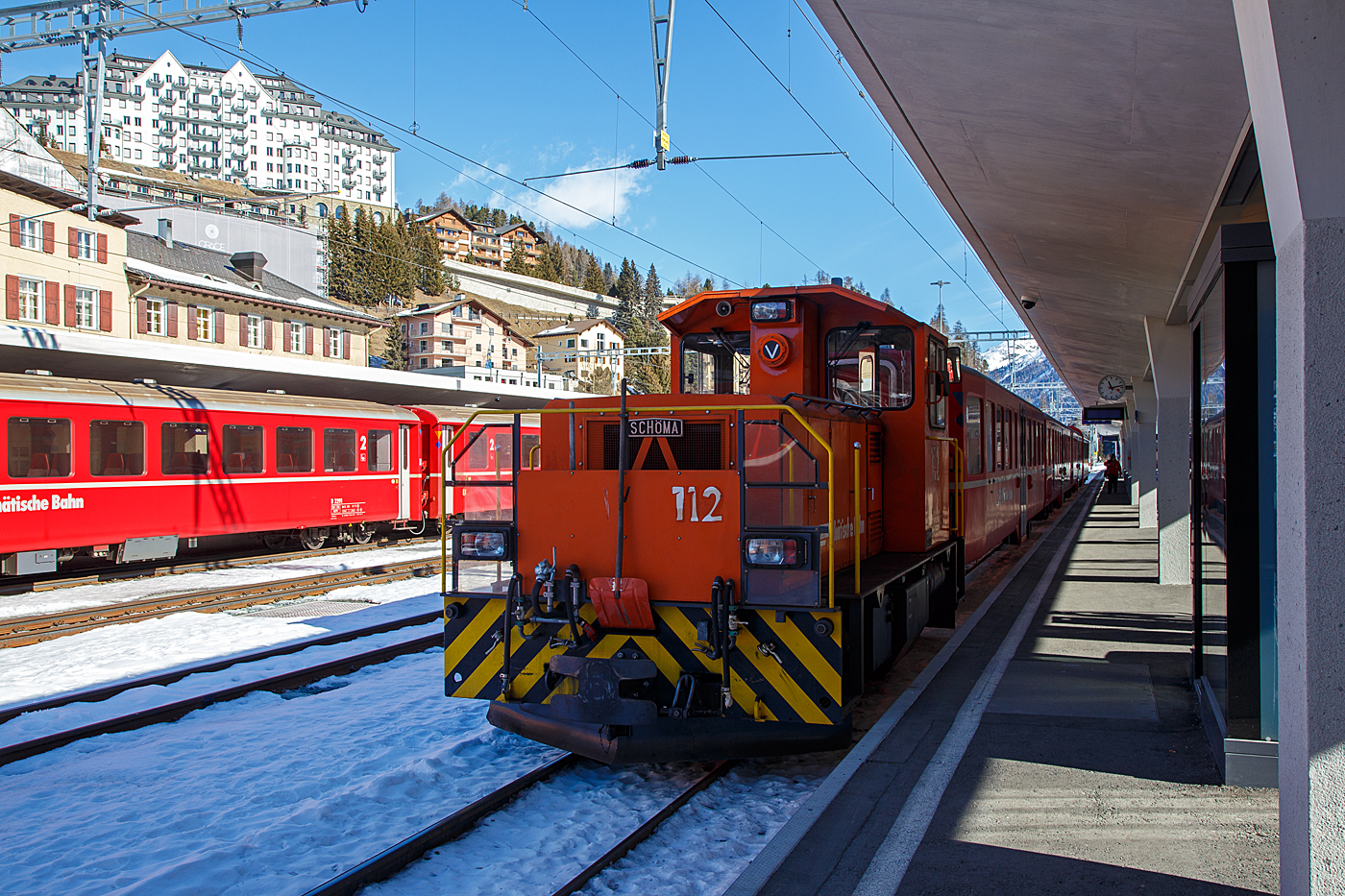 Die RhB Tm 2/2 112 (eine Schöma CFL 250 DCL ) am 20 Februar 2017 im Bahnhof  St. Moritz, bei der Arbeit.

Die Lok wurde 2001 von Schöma (Christoph Schöttler Maschinenfabrik GmbH) in Diepholz unter der Fabriknummer 5667 gebaut und an die RhB geliefert.