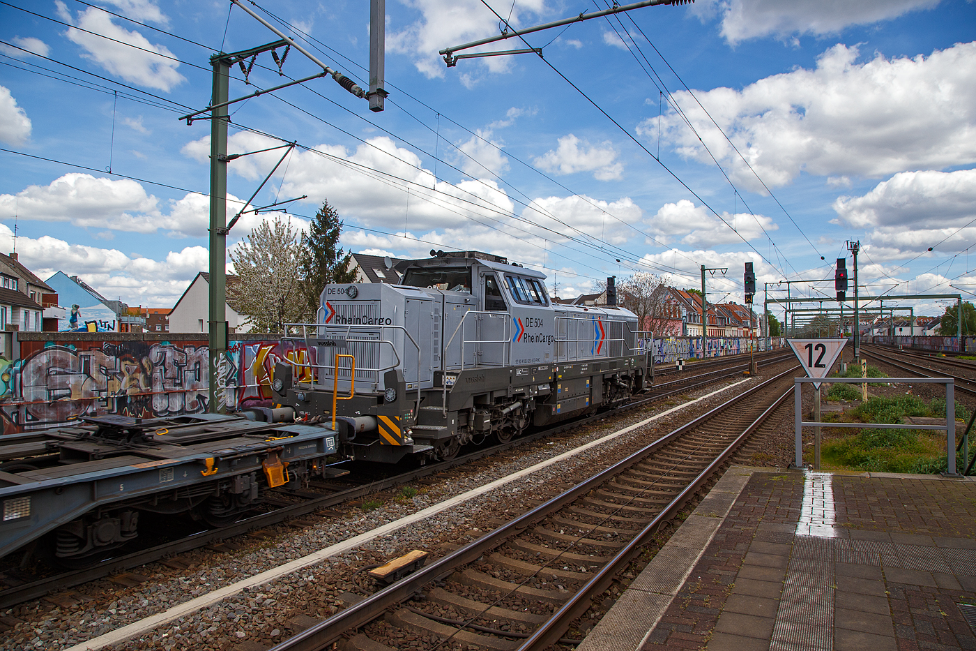 Die RHC DE 504 alias 4185 020-9 (92 80 4185 020-9 D-RHC), eine Vossloh DE 18, der RheinCargo fährt am Sonntag den 30.04.2023 mit einem KLV-Zug durch den Bahnhof Köln-Ehrenfeld in Richtung Köln-West.

Die dieselelektrische DE 18 wurde 2018 von Vossloh in Kiel unter der Fabriknummer 5502377 gebaut und an die RheinCargo GmbH & Co. KG in Neuss geliefert.
