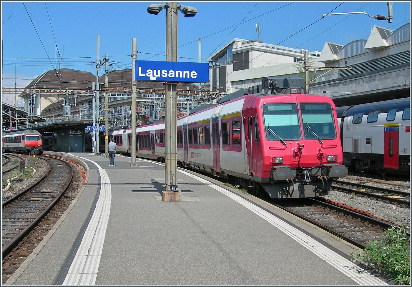 Die S 40 24633 bestehend aus zwei SBB Domino Zügen verlässt Lausanne mit dem Ziel Palézieux. wobei unschwer zu erkennen ist, dass der führend Domino aus den ex Travys ABt NPZ DO 50 85 39-43 984-6 CH-SBB, B NPZ DO 50 85 29-43 384-1 CH-SBB und dem RBDe 560 DO 94 85 7 384-0 SBB-CH. Infolge Bauarbeiten pendelte der Zug zwischen Palézieux und Lausanne hin und her und wendete jeweils auf Gleis 3, dies gab mir am Vormittag (während der Kaffeepause) die Gelegenheit, den Zug im  richtigen  Licht fotografieren zu können.

10. Mai 2025 