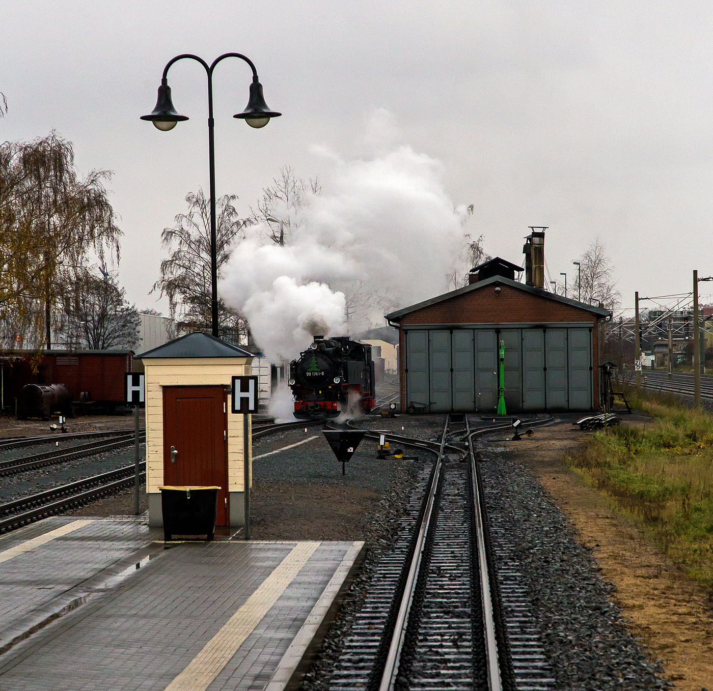 Die sächsische VII K (Altbau) Dampflok 99 1761-6 rangiert am 07 Dezember 2022 im Schmalspur-Bahnhof Radebeul Ost, um sich gleich vor, unseren Zug, den Lößnitzdackel (Lößnitzgrundbahn) für die Abfahrt in Richtung Moritzburg, zusetzen. 

Die 750 mm-schmalspurige Dampflok der Altbau-Baureihe 99.73-76 wurde 1933 von der BMAG - Berliner Maschinenbau-Actien-Gesellschaft vormals L. Schwartzkopff in Berlin unter der Fabriknummer 10152 gebaut und als 99 761an die DRG - Deutsche Reichsbahn-Gesellschaft geliefert.