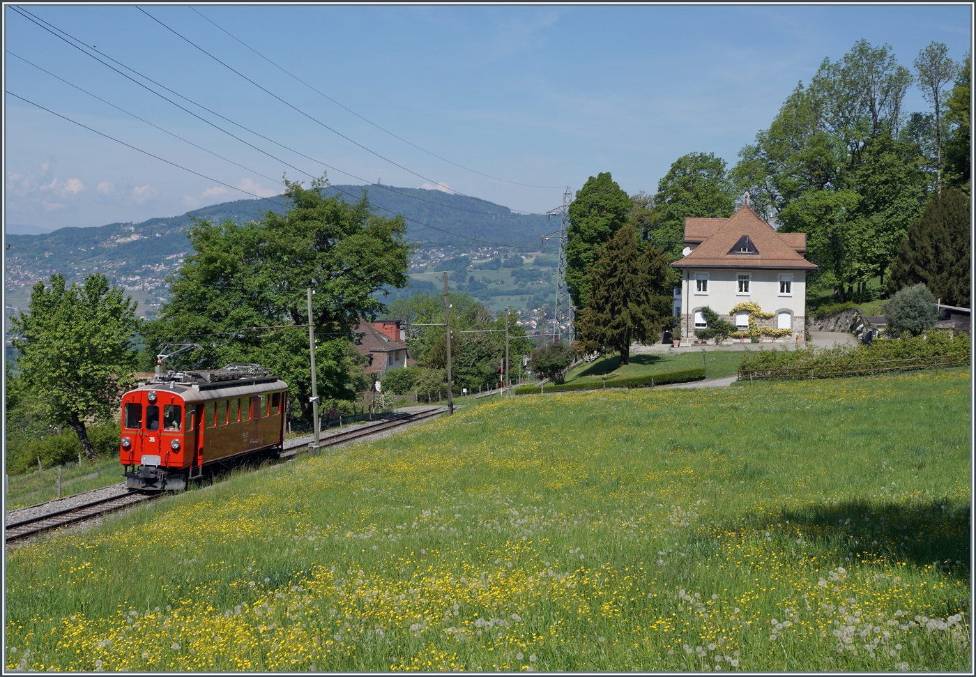 Die Saison 2026 der Blonay Chamby Bahn ist eröffnet: Bei Chaulin mit einer herrlich blühenden Wiese ist der Bernina Bahn RhB ABe 4/4 I N° 35 der Blonay Chamby Bahn auf der Fahrt von Blonay nach Chamby. 

2. Mai 2026