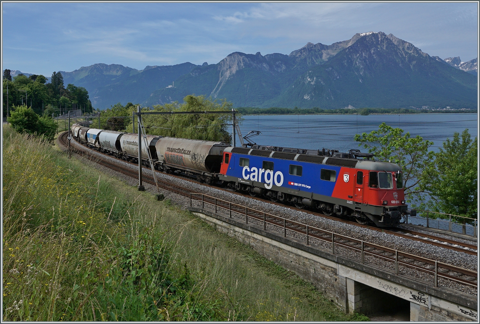 Die SBB 6/6 11676 (Re 620 076-0)  Zurzach  ist kurz nach Villeneuve mit ihrem  Spaghetti -Zug auf dem Weg nach Vallorbe, wo dann die SNCF den Zug übernehmen wird. 

28. Mai 2025