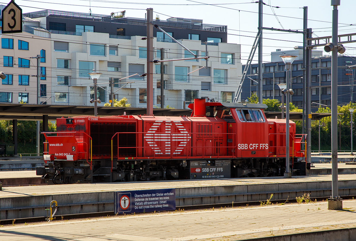 Die SBB Am 843 042-3 (92 85 8843 042-3 CH-SBB), eine Schweizer Version der MaK G 1700-2 BB, am 05 September 2021 im Bahnhof Basel SBB. .

Die Am 843 wurde 2006 von Vossloh in Kiel (ehem. MaK) unter der Fabriknummer 5001719  gebaut und an die SBB geliefert. Die angeschriebene Bezeichnung „MaK G 1700 BB“ ist eigentlich nicht ganz richtig, denn die Schweizer Version Am 843 unterscheidet sich etwas von der MaK G 1700 BB.