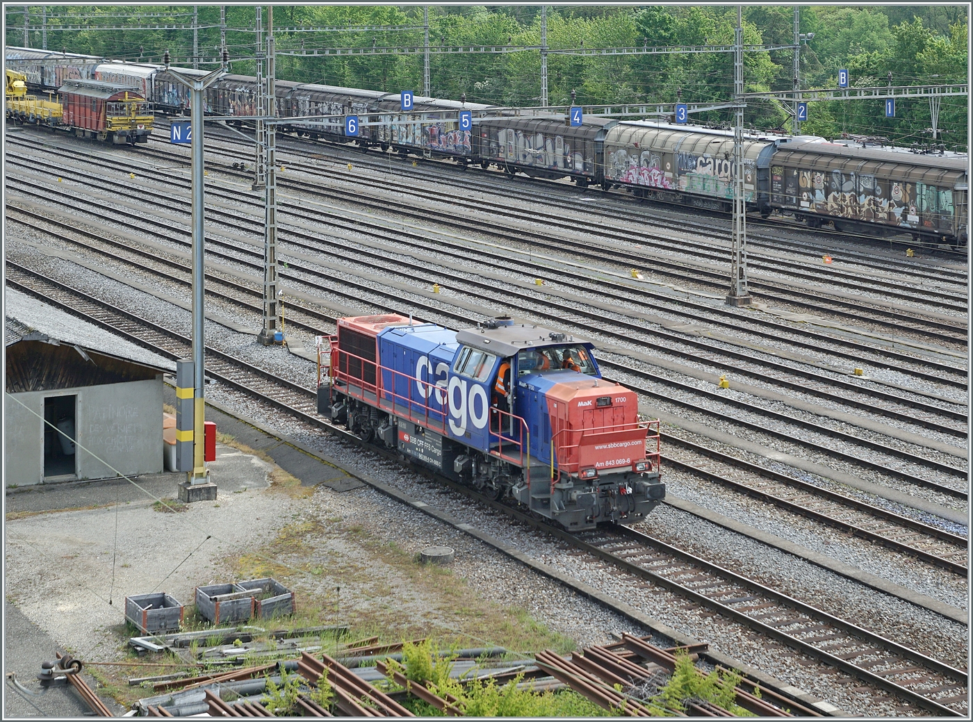 Die SBB Am 843 ist im weitl�ufige Bahnhof von Lausanne Triage unterwegs. Da eine Br�cke quer �ber den Rangierbahnhof (und die Streckengleise Lausane Gen�ve) f�hrt, bekommt man hier immer wieder interessante Bilder, ohne auch nur ansatzweise  Bahngel�nde  zu betreten. 

29. April 2026