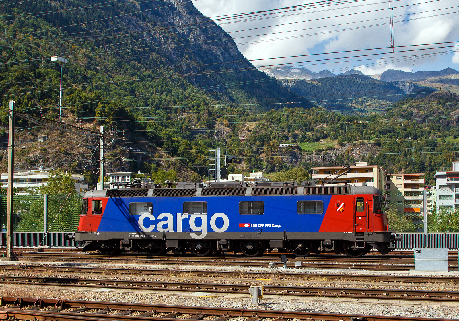 Die SBB Cargo Re 620 006-7 „Lavaux“ (91 85 4620 006-7 CH-SBBC), ex Re 6/6 – 11606, fährt am 07 September 2021 durch Brig. Die Lok ist gegenwärtig im neusten Refit 3. 