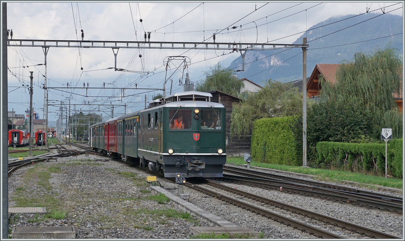 Die SBB HGe 4/4 I N° 1992  Giswil  hat mit ihrem Extrazug den Bahnhof von Meiringen erreicht und drückt nun ihren Extrazug zurück um ihn abzustellen. 

23. August 2025