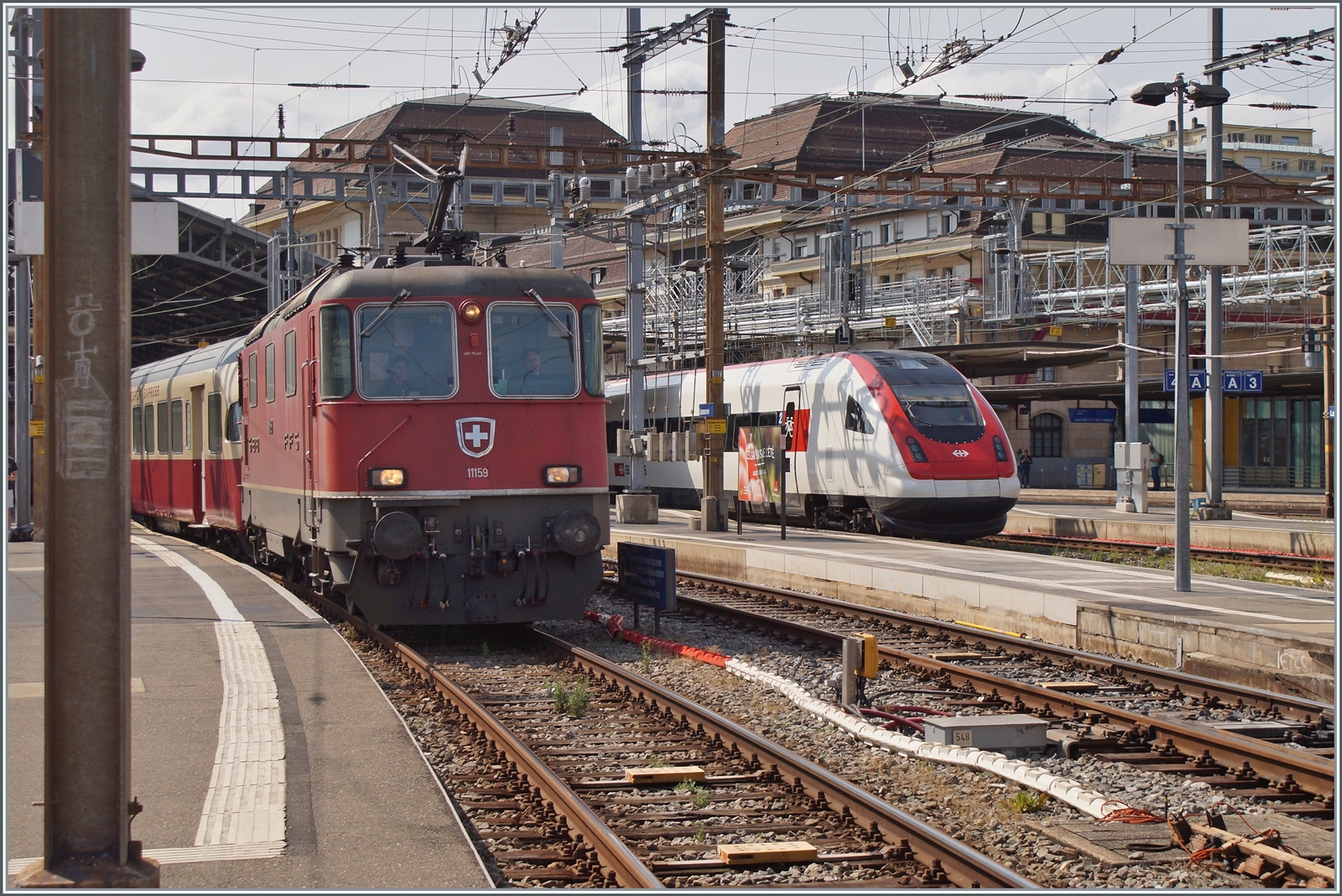 Die SBB Re 4/4 II haben sich in der Westschweiz aus dem planmässigen Personenverkehrs zurückgezogen. doch fehlt für eine edle Extraleistung eine ETCS Box, greift man gerne auf die bewährte Lokbaureihe zurück: die SBB Re 4/4 II 11159 verlässt mit dem SBB TEE RAe 1053 Lausanne in Richtung Montreux.

5. Juli 2023