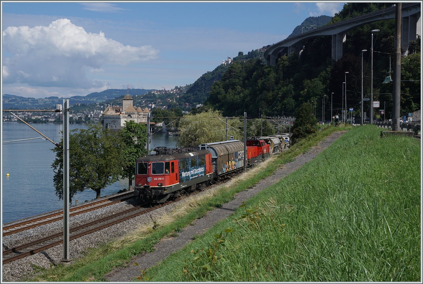 Die SBB Re 4/4 II 11259 (Re 420 259-9) ist mit einem G�terzug kurz vor Villeneuve auf der Fahrt in Richtung St-Maurice. 

30. Juli 2025