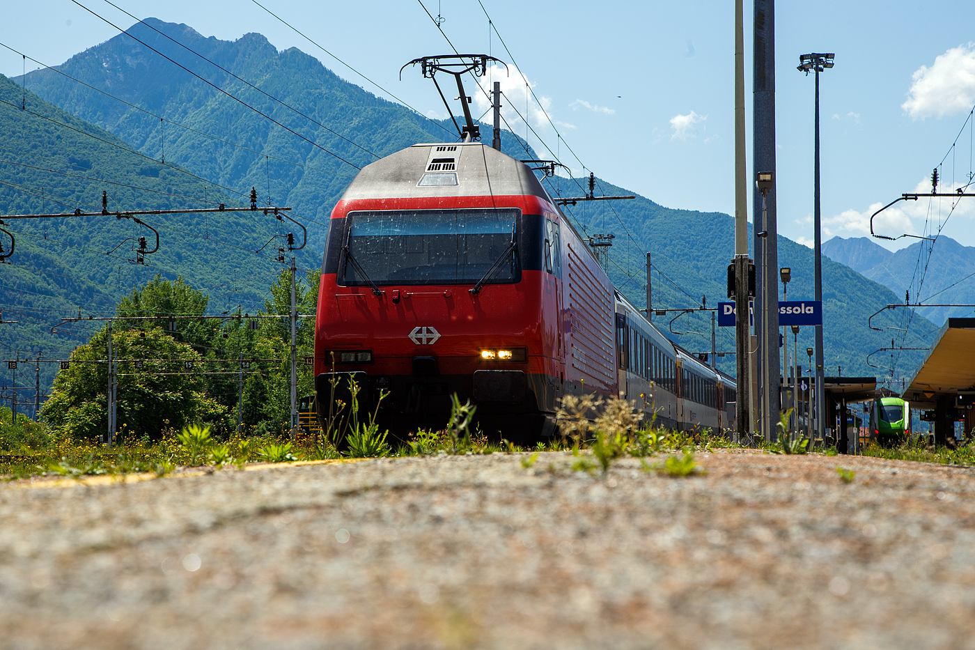 Die SBB Re 460 016-0  Rohrdorferberg Reusstal   (91 85 4 460 016-0 CH-SBB) hat am 26 Mai 2023 mit dem IR 3017 (Brig – Domodossola) den Zielbahnhof Domodossola (I) erreicht und ist nun mit dem Zug auf Gleis 6 abgestellt. Nach gut 2 ½ Stunden (um 13:48 Uhr) geht es dann als IR3022 von Domodossola zurck nach Brig.

Die Lok2000 wurde 1992 von der SLM (Schweizerischen Lokomotiv- und Maschinenfabrik in Winterthur) unter der Fabriknummer 5477 gebaut, der elektrische Teil ist von der ABB (Asea Brown Boveri). Sie war 2015 der 2. Prototyp der im SBB Werk Yverdon-les-Bains (VD) das vollstndige Modernisierungs-/Refit-Programm LOK2000 durchlief. So sollen die Loks fit fr die nchsten 20 Jahre sein, zudem werden durch alle 119 SBB Re 460 Lokomotiven so etwa 30 Gigawattstunden Energie eingespart.