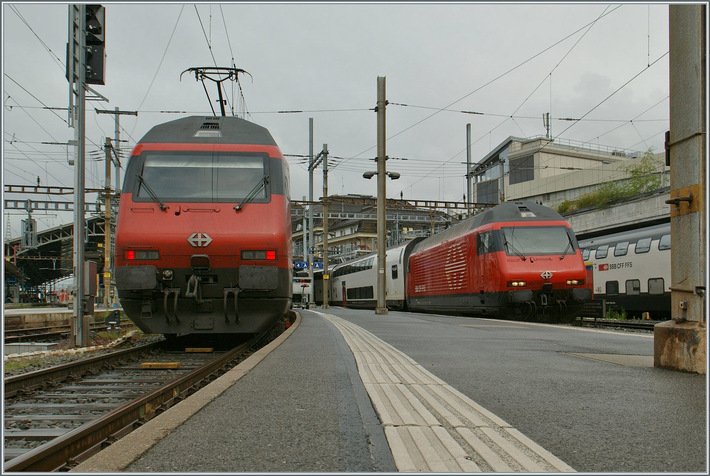Die SBB Re 460 109-2 mit ihrem IR 15 nach Genève und die SBB Re 460 045-8 mit ihrem IR 90 nach Brig in Lausanne. 

31. Mai 2024