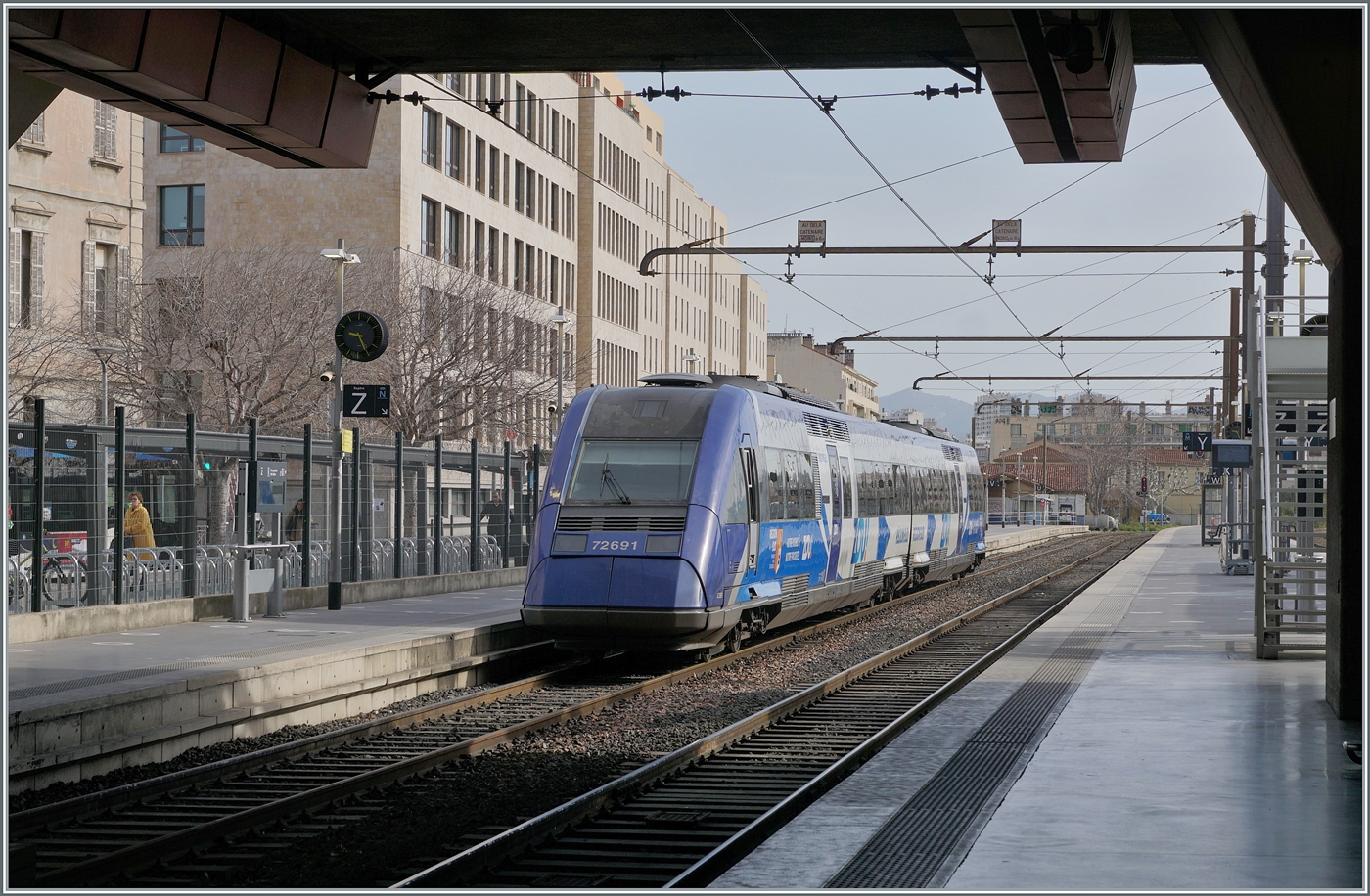 Die seit einiger Zeit aus Rum�nien bekannten und bei BB.de gezeigten Dieseltriebwagen 9 725 Baureihe 72 verkehren auch in ihrem Ursprungsland Frankreich noch vereinzelt, wobei mir der zweiteilige, sehr gepflegte SNCF  Zou!  X72691 Marseille St-Charles besonders gut gefiel. 21. M�rz 2025
