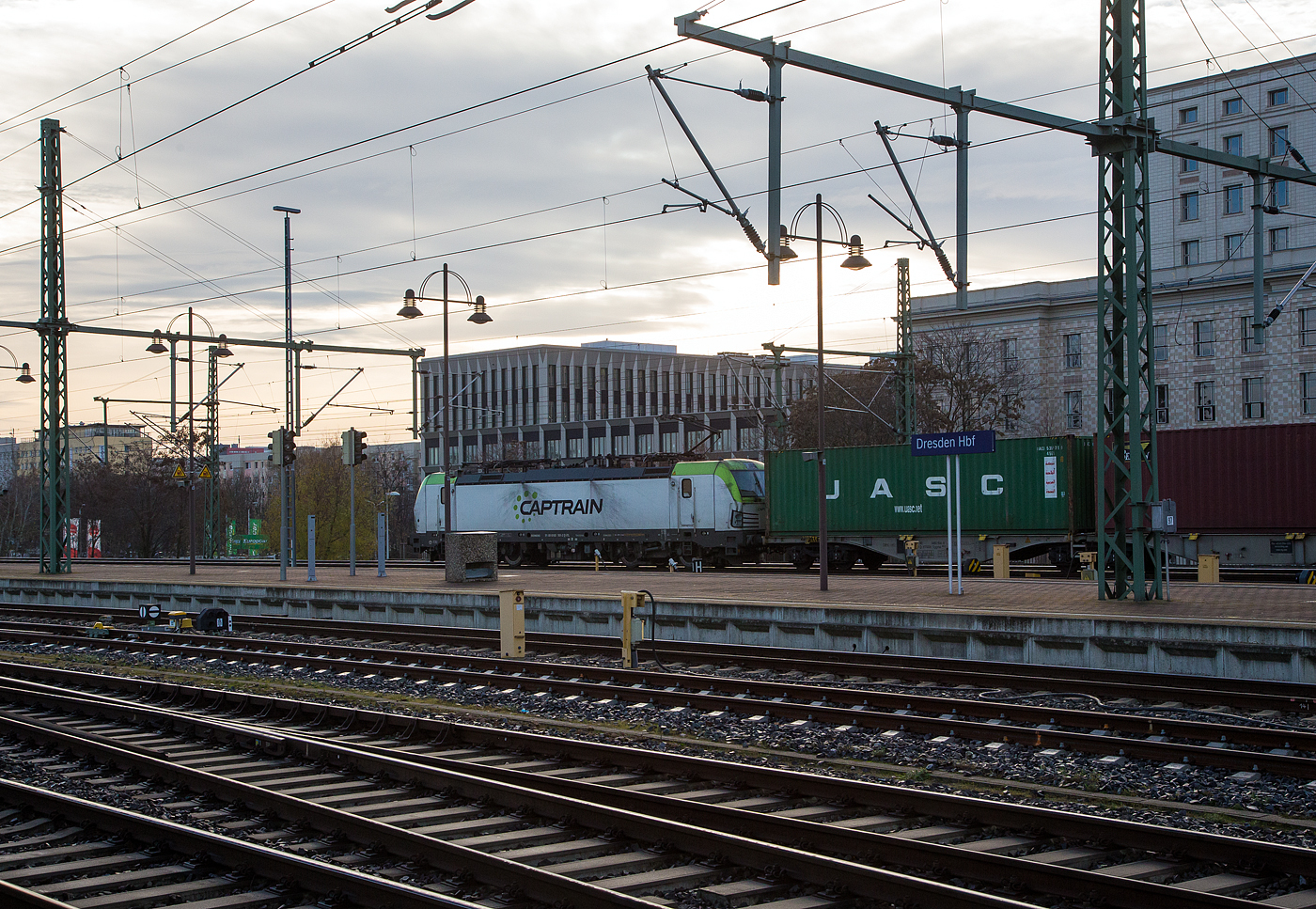 Die Siemens Vectron 193 781-2  (91 80 6193 781-2  D-ITL) der CAPTRAIN Deutschland GmbH / ITL Eisenbahngesellschaft mbH fährt am 08 Dezember 2022 mit einem Containerzug durch den Hauptbahnhof Dresden in Richtung Pirna.

Die Multisystemlokomotive Siemens Vectron MS wurde 2017 von Siemens Mobilitiy in München-Allach unter der Fabriknummer 22198 gebaut. Die Vectron MS mit einer Leistung von 6.4 MW ist für 160 km/h, in Deutschland, Österreich, Ungarn, Polen, Tschechien und der Slowakei (D/A/H/PL/CZ/SK) zugelassen.

Captrain ist das Gesicht der SNCF außerhalb Frankreichs. Die SNCF Logistics ist die Transport- und Logistiksparte der französischen Société Nationale des Chemins de fer Français (SNCF).  Die ITL Eisenbahngesellschaft mbH (ITL) mit Sitz in Dresden gehört seit Dezember 2010 vollständig zur SNCF-Gruppe und ist Teil des Captrain-Netzes.