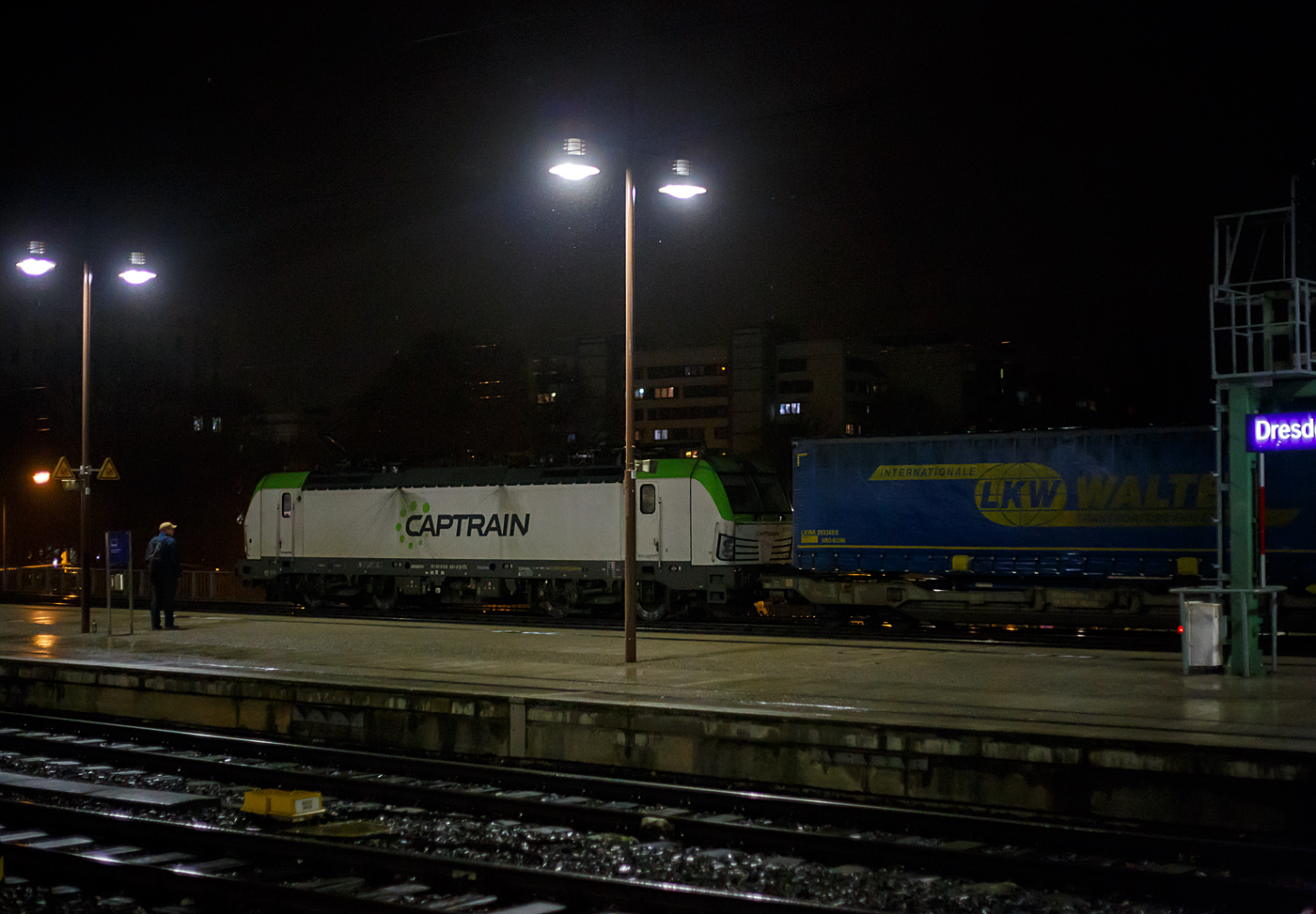 Die Siemens Vectron 193 891-9 „Michael“ (91 80 6193 891-9 D-ITL) der CAPTRAIN Deutschland GmbH / ITL Eisenbahngesellschaft mbH fährt am Abend des 06,12.2022 (20:15 Uhr) mit einem LKW-Walter KLV-Zug durch den Hauptbahnhof Dresden in Richtung Pirna.

Die Multisystemlokomotive Siemens Vectron MS wurde 2015 von Siemens Mobilitiy in München-Allach unter der Fabriknummer 21964 gebaut. Die Vectron MS mit einer Leistung von 6.4 MW ist für 160 km/h, in Deutschland, Österreich, Ungarn, Polen, Tschechien und der Slowakei (D/A/H/PL/CZ/SK) zugelassen.

Captrain ist das Gesicht der SNCF außerhalb Frankreichs. Die SNCF Logistics ist die Transport- und Logistiksparte der französischen Société Nationale des Chemins de fer Français (SNCF).  Die ITL Eisenbahngesellschaft mbH (ITL) mit Sitz in Dresden gehört seit Dezember 2010 vollständig zur SNCF-Gruppe und ist Teil des Captrain-Netzes. 