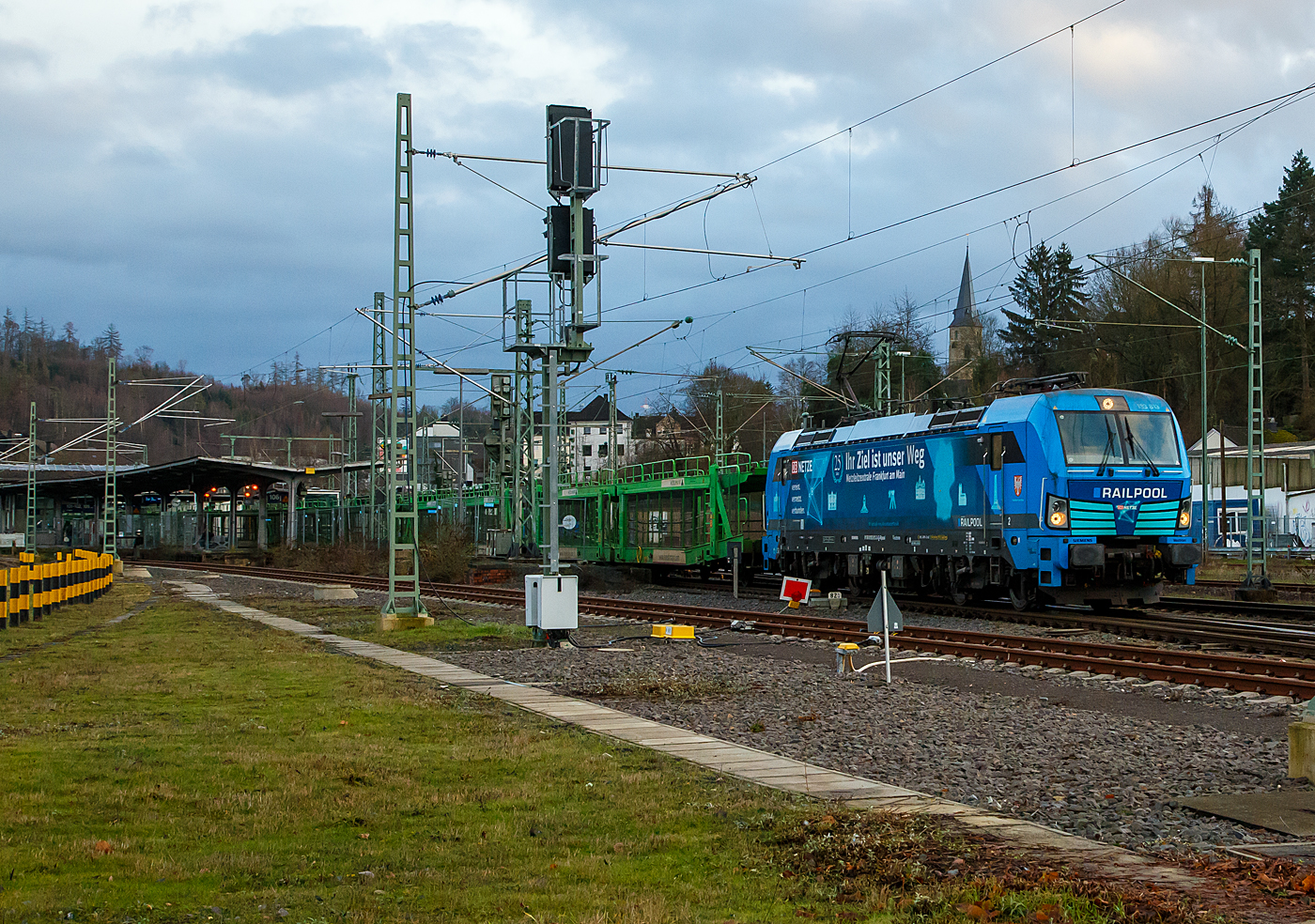 Die Siemens Vectron AC - 193 813-3 „Frankfurt am Main“ (91 80 6193 813-3 D-Rpool) der Railpool GmbH (Mnchen), seit 2022 mit Ganzreklame der DB Netze „Ihr Ziel ist unser Weg“ fhrt am 11.01.2022, mit einem langen leeren Autotransportzug der HDLMAYR AG, durch Betzdorf (Sieg) in Richtung Kln.

Die Siemens Vectron AC wurde 2014 von Siemens Mobility GmbH in Mnchen-Allach unter der Fabriknummer 21903 gebaut und an die Railpool GmbH in Mnchen geliefert. Diese Vectron Lokomotive ist als AC – Lokomotive (Wechselstrom-Variante) mit 6.400 kW konzipiert und zugelassen fr Deutschland, sterreich, Ungarn und Rumnien, sie hat eine Hchstgeschwindigkeit von 200 km/h.
