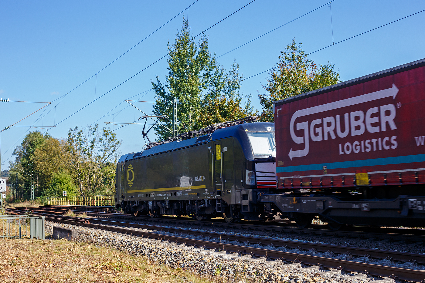 Die SIEMENS Vectron MS X4E – 664 / 193 664-0 (91 80 6193 664-0 D-DISPO) der BRCE - Beacon Rail Capital Europe (München) fährt am 21 September 2024 mit einem KLV-Zug durch Eiserfeld in Richtung Siegen. 

Die Multisystemlokomotive Siemens Vectron MS wurde 2017 von Siemens Mobilitiy in München-Allach unter der Fabriknummer 22244 gebaut. Sie wurde in der Variante A09 (Zulassungen für D / A / I) ausgeführt. Im Jahr 2022 erfolgte bie Siemens in München-Allach der Umbau in die Variante A22 und hat so die Zulassung für Deutschland, Österreich, die Schweiz, Italien und die Niederlande (D / A / CH / I / NL). So besitzt die Variante MS A22 folgende Zugsicherungssysteme: ETCS BaseLine 3, sowie für Deutschland (PZB90 / LZB80 (CIR-ELKE I)), für Österreich (ETCS Level 1 mit Euroloop, ETCS Level 2, PZB90 / LZB80), für die Schweiz (ETCS Level 2, ZUB262ct, INTEGRA), für Italien (SCMT) und die Niederlande (ETCS Level 1, ETCS Level 2, ATB-EGvv)

Die Lok wurde an die MRCE - Mitsui Rail Capital Europe GmbH in München ausgeliefert, seit September 2023 hat die Beacon Rail Metro Finance B.V. die Mitsui Rail Capital Europe B.V. (Amsterdam) und somit auch die Mitsui Rail Capital Europe GmbH im München übernommen, so firmiert sie nun als Beacon Rail Capital Europe GmbH, München (BRCE / DISPO).