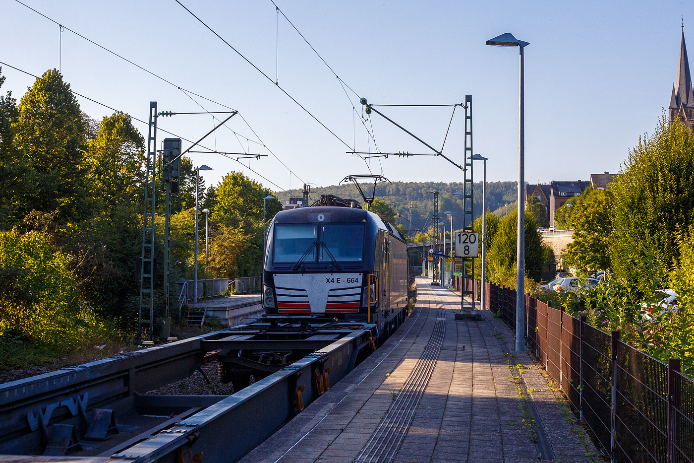 Die SIEMENS Vectron MS X4E – 664 / 193 664-0 (91 80 6193 664-0 D-DISPO) der BRCE - Beacon Rail Capital Europe (München) fährt am 17 September 2024 mit einem KLV-Zug durch den Bahnhof Kirchen (Sieg) in Richtung Siegen. Nochmals einen lieben Gruß an den freundlichen Lokführer zurück.

Die Multisystemlokomotive Siemens Vectron MS wurde 2017 von Siemens Mobilitiy in München-Allach unter der Fabriknummer 22244 gebaut. Sie wurde in der Variante A09 (Zulassungen für D / A / I) ausgeführt. Im Jahr 2022 erfolgte bie Siemens in München-Allach der Umbau in die Variante A22 und hat so die Zulassung für Deutschland, Österreich, die Schweiz, Italien und die Niederlande (D / A / CH / I / NL). So besitzt die Variante MS A22 folgende Zugsicherungssysteme: ETCS BaseLine 3, sowie für Deutschland (PZB90 / LZB80 (CIR-ELKE I)), für Österreich (ETCS Level 1 mit Euroloop, ETCS Level 2, PZB90 / LZB80), für die Schweiz (ETCS Level 2, ZUB262ct, INTEGRA), für Italien (SCMT) und die Niederlande (ETCS Level 1, ETCS Level 2, ATB-EGvv)

Die Lok wurde an die MRCE - Mitsui Rail Capital Europe GmbH in München ausgeliefert, seit September 2023 hat die Beacon Rail Metro Finance B.V. die Mitsui Rail Capital Europe B.V. (Amsterdam) und somit auch die Mitsui Rail Capital Europe GmbH im München übernommen, so firmiert sie nun als Beacon Rail Capital Europe GmbH, München (BRCE / DISPO).